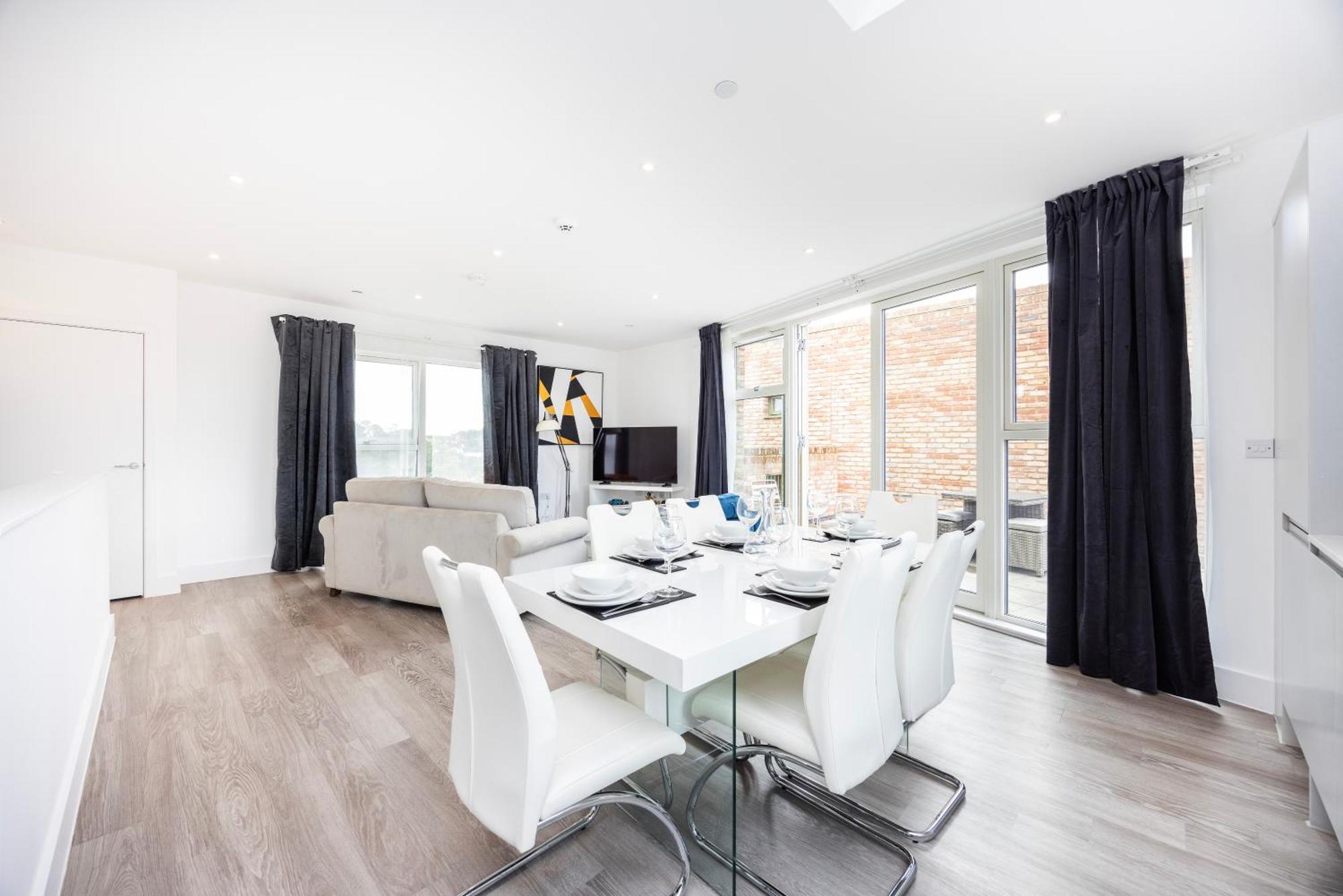 Modern 3 Bedroom House With Balconies & Parking Apartment London