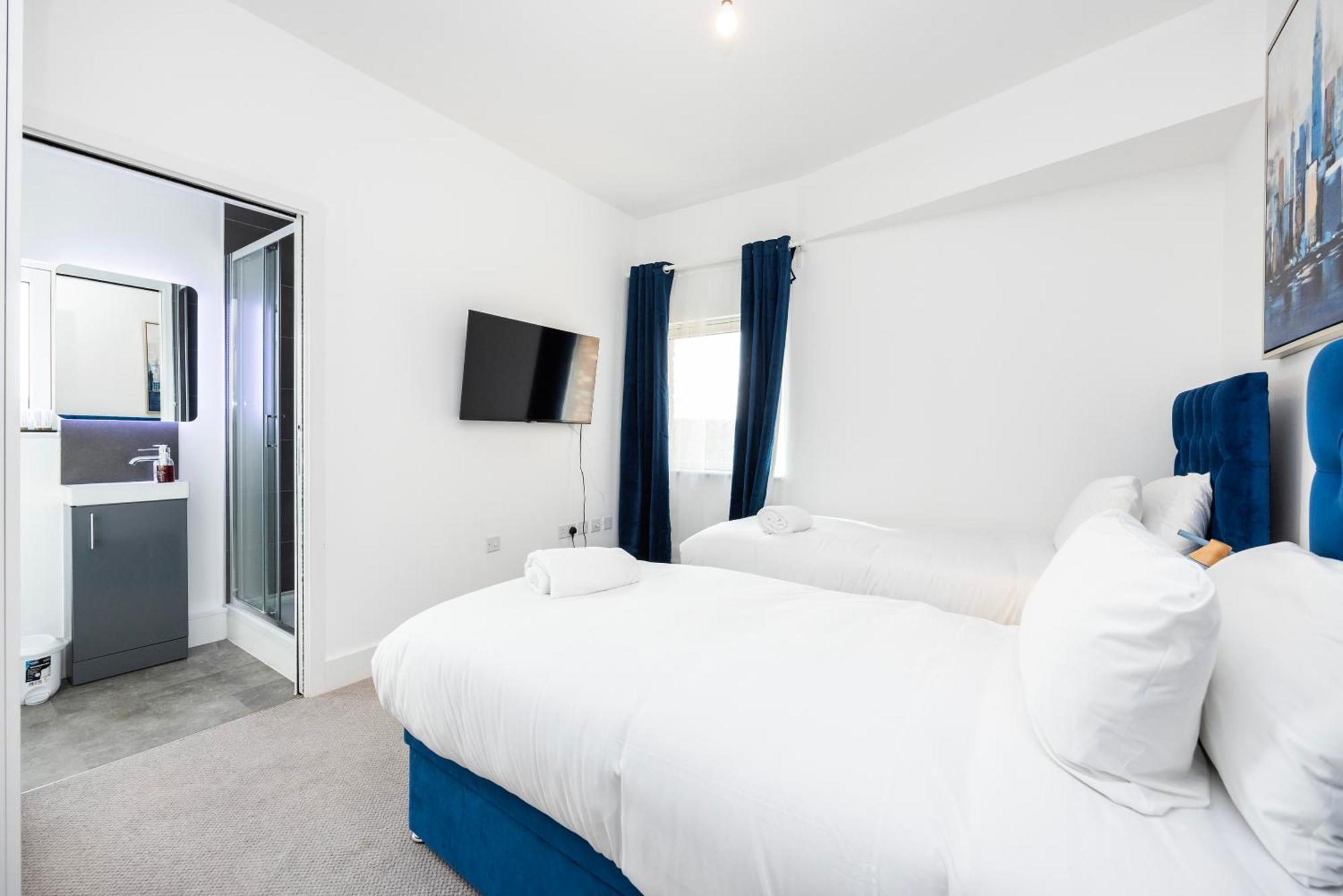 Apartment Modern 3 Bedroom House With Balconies & Parking London