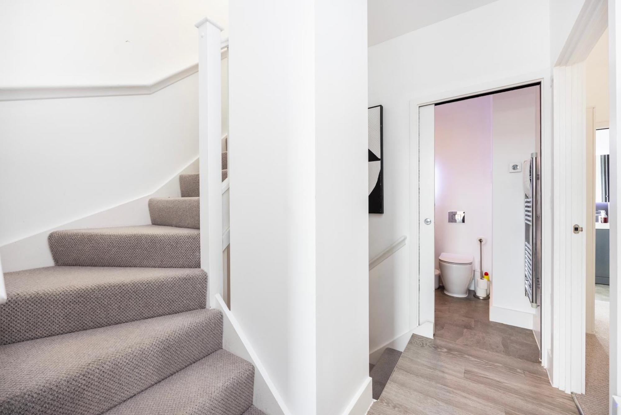 Modern 3 Bedroom House With Balconies & Parking London
