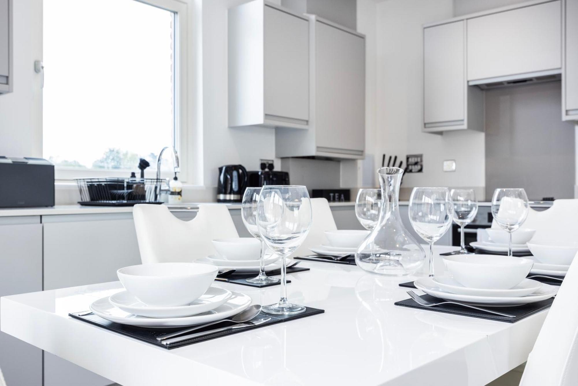 Modern 3 Bedroom House With Balconies & Parking * London