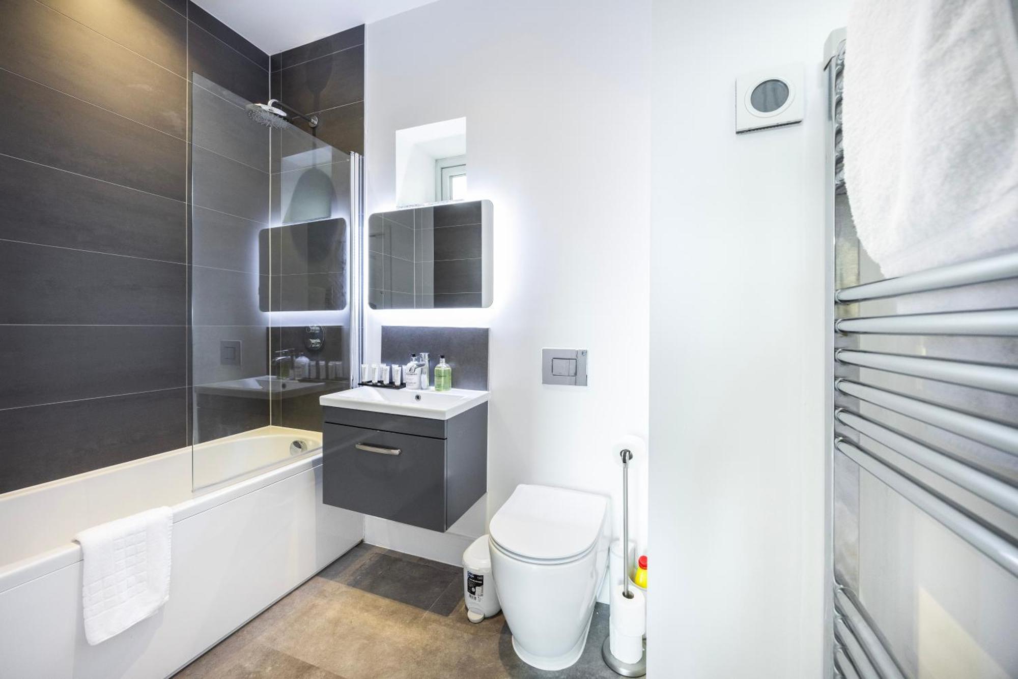 Apartment Modern 3 Bedroom House With Balconies & Parking London