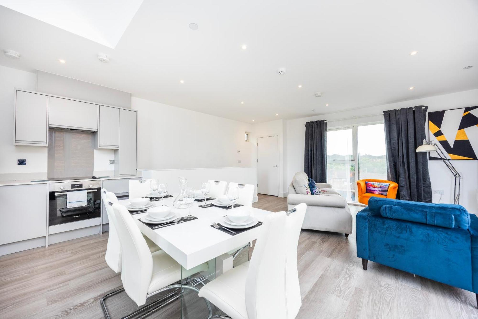 Modern 3 Bedroom House With Balconies & Parking * London