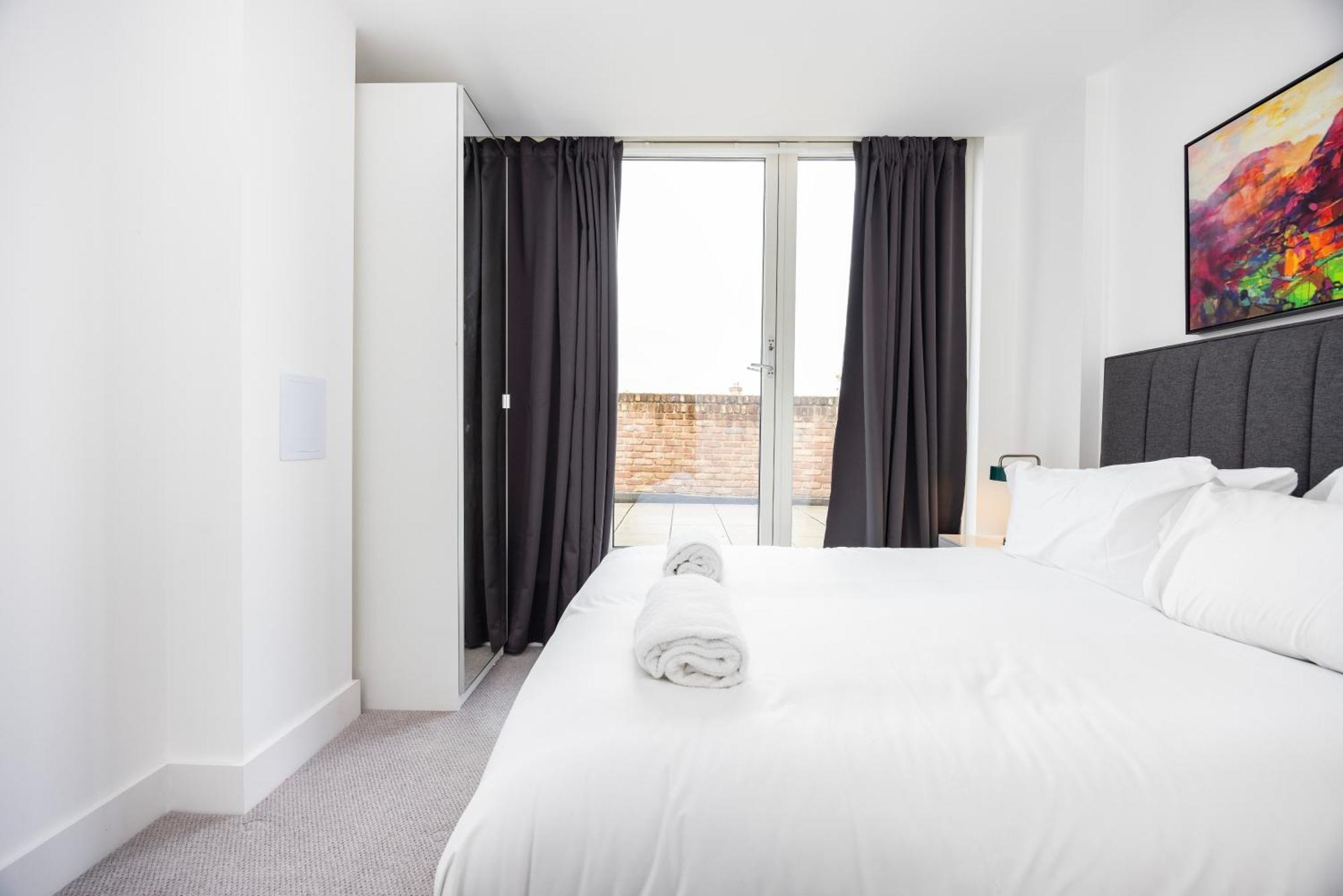 Modern 3 Bedroom House With Balconies & Parking Apartment London
