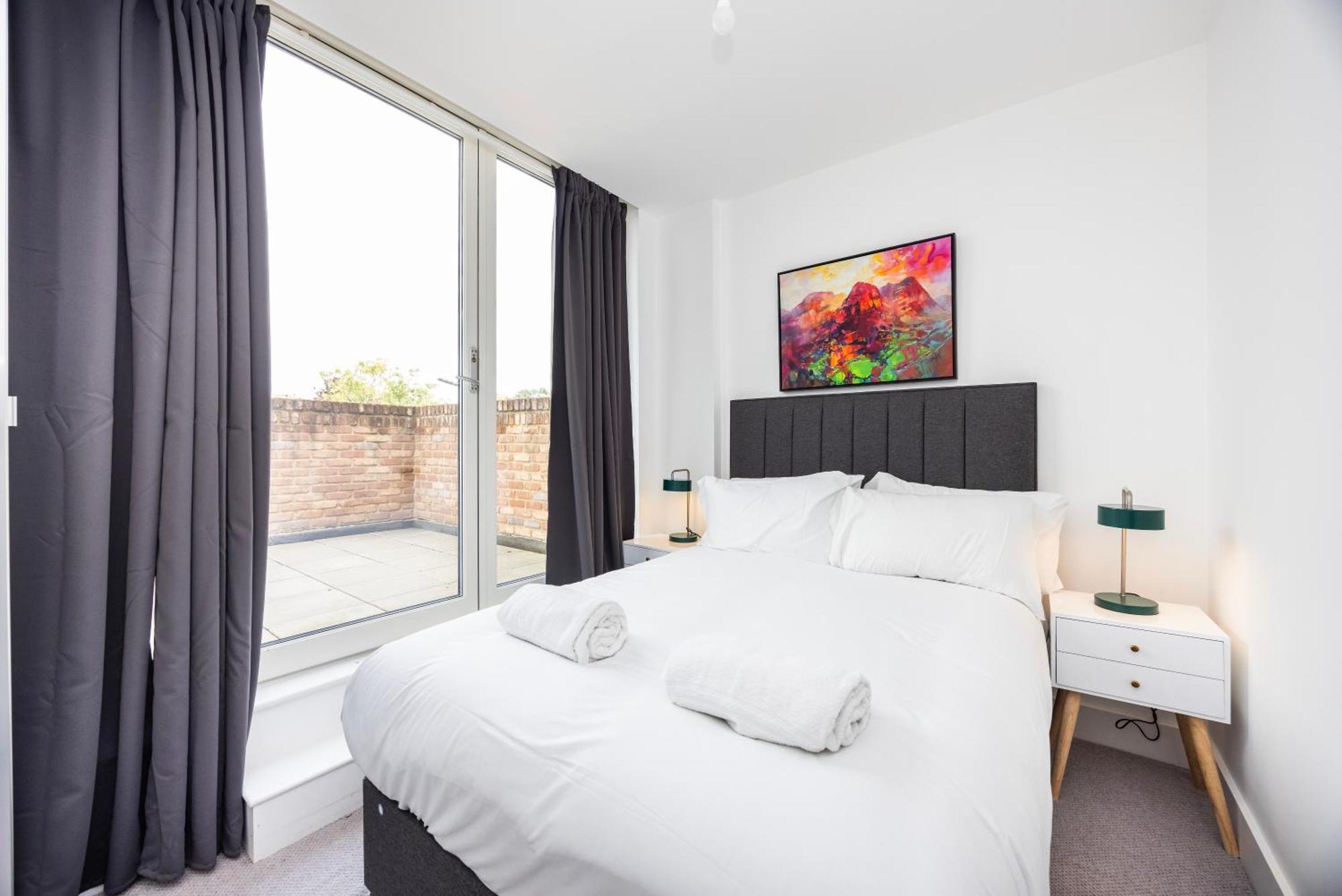 Apartment Modern 3 Bedroom House With Balconies & Parking London