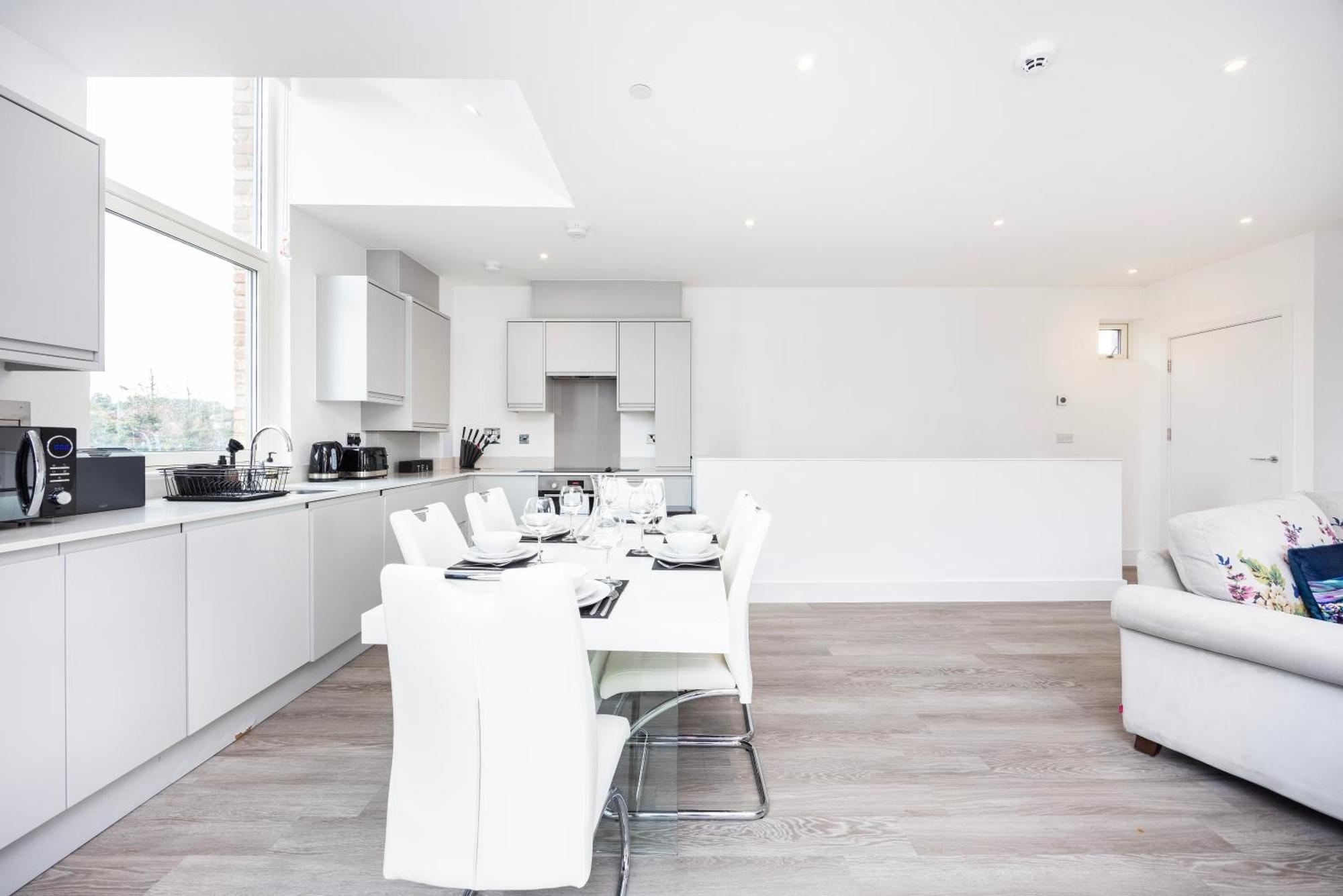 Modern 3 Bedroom House With Balconies & Parking London