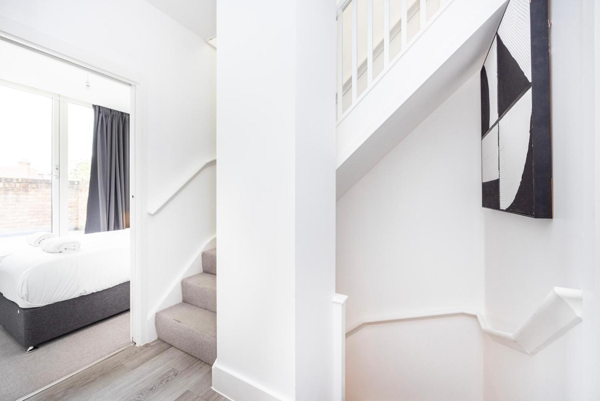 Modern 3 Bedroom House With Balconies & Parking Apartment