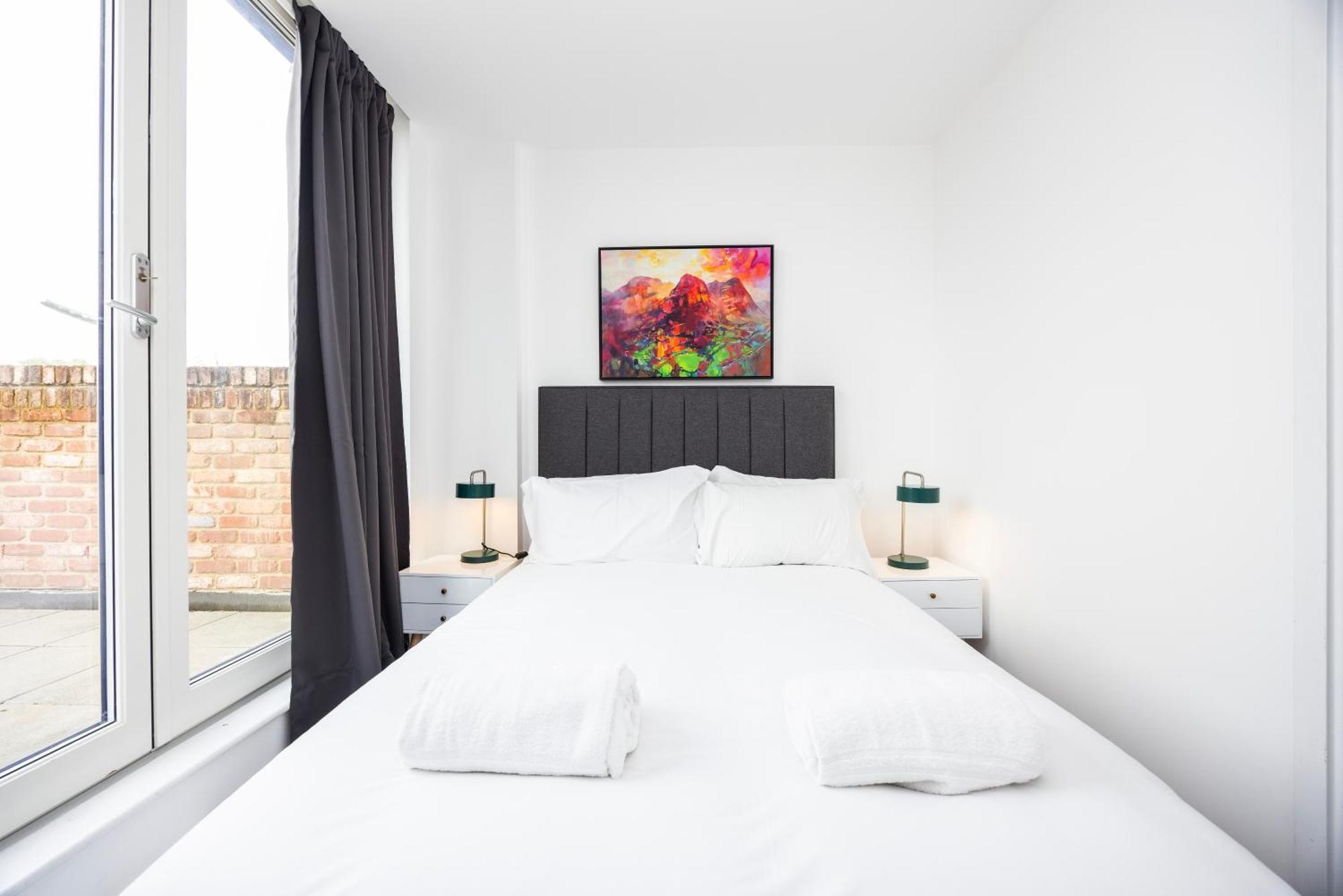 Apartment Modern 3 Bedroom House With Balconies & Parking London