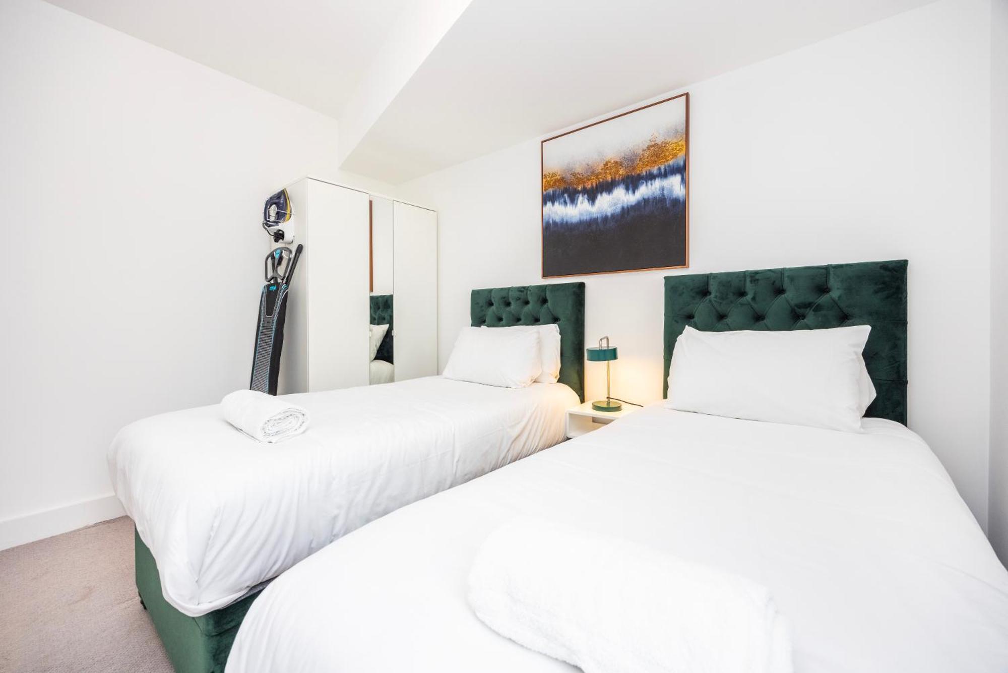 Modern 3 Bedroom House With Balconies & Parking * London