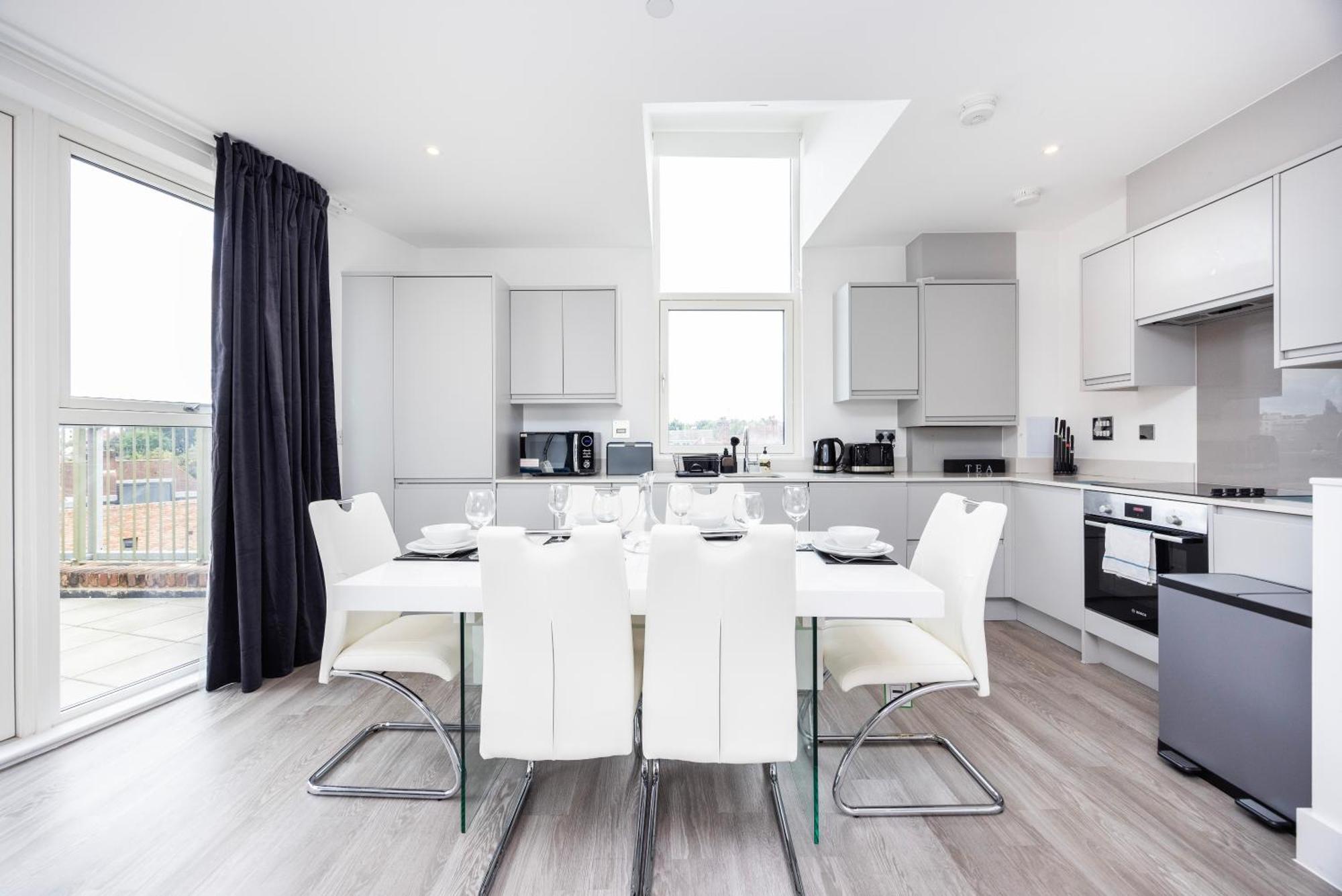 Apartment Modern 3 Bedroom House With Balconies & Parking