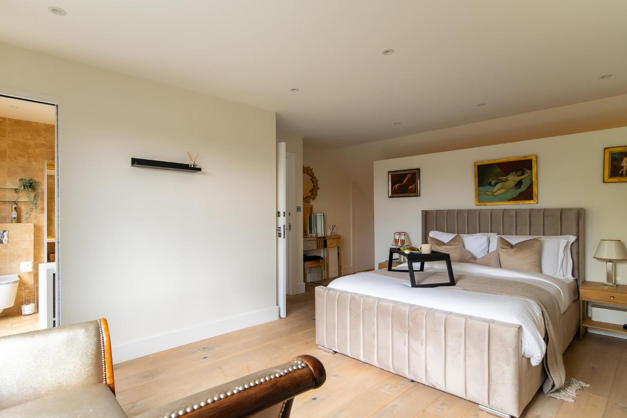 4 Bed 4 Bath House By Livestay Short Lets & Serviced With Parking, Jacuzzi & Garden Holiday home London
