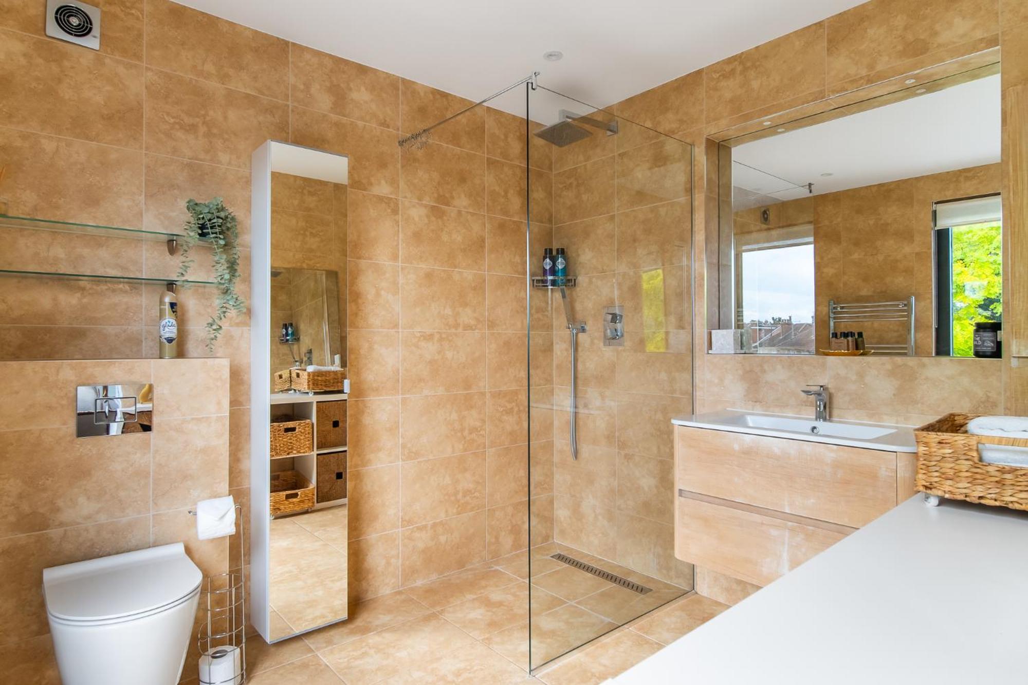 Holiday home 4 Bed 4 Bath House By Livestay Short Lets & Serviced With Parking, Jacuzzi & Garden London
