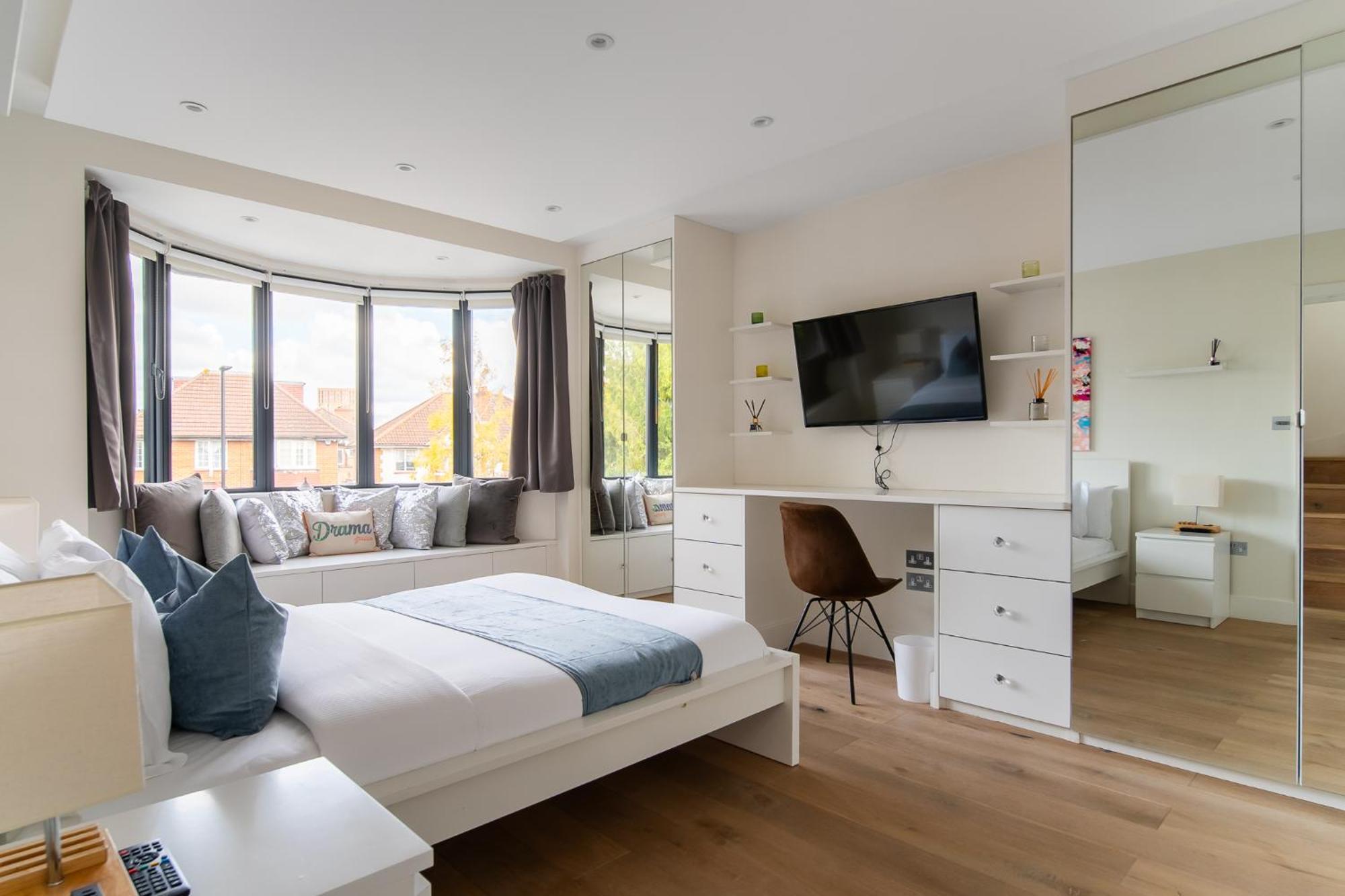 4 Bed 4 Bath House By Livestay Short Lets & Serviced With Parking, Jacuzzi & Garden Holiday home London