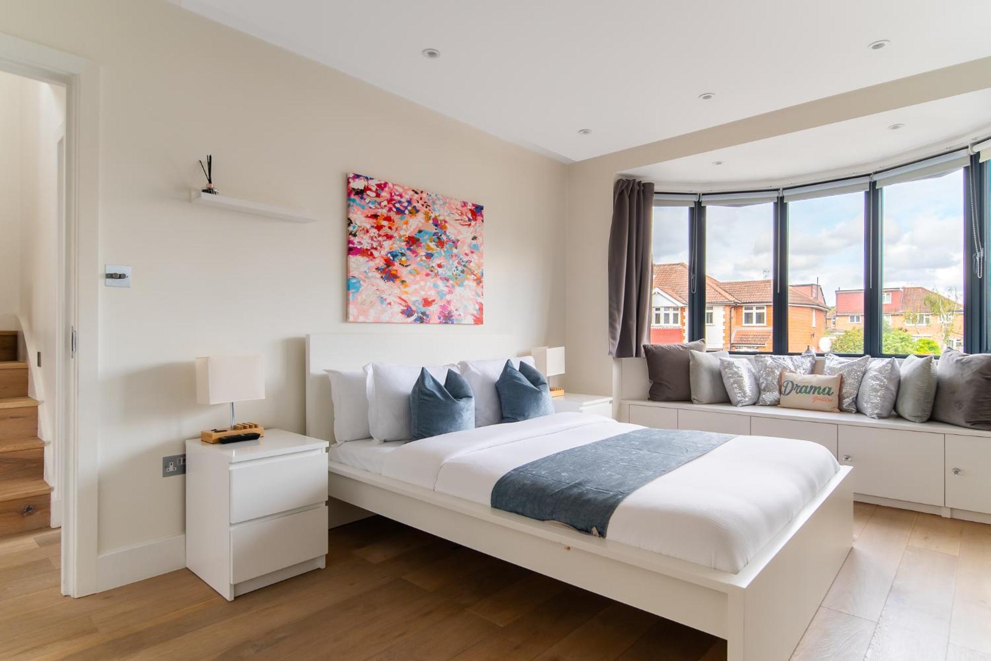 4 Bed 4 Bath House By Livestay Short Lets & Serviced With Parking, Jacuzzi & Garden Holiday home London
