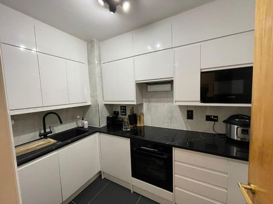 3 Bed Smart - Canary Wharf Apartment London
