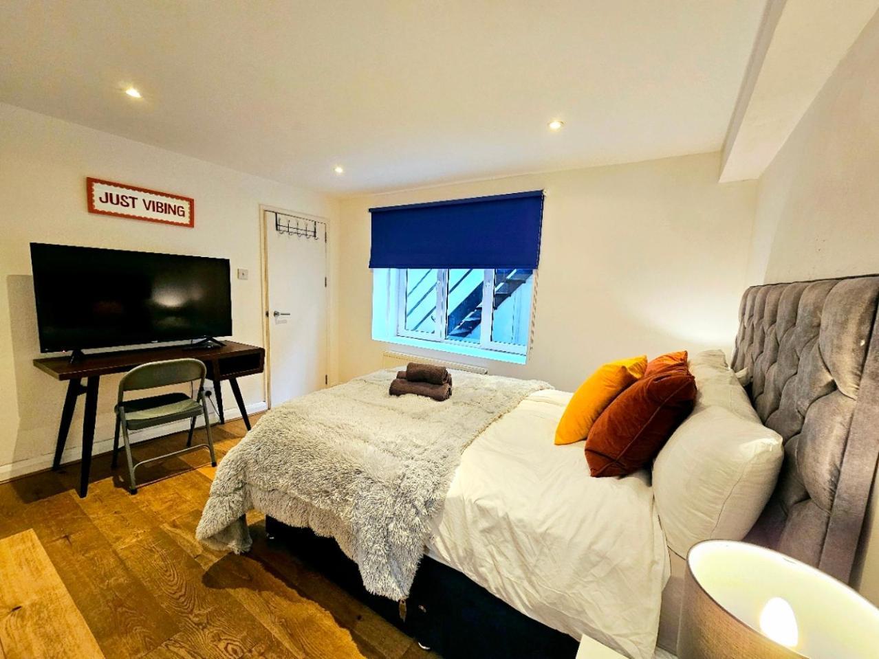 Charming Hyde Park Private With Back Patio By Lancaster Gate And Paddington Station Apartment London