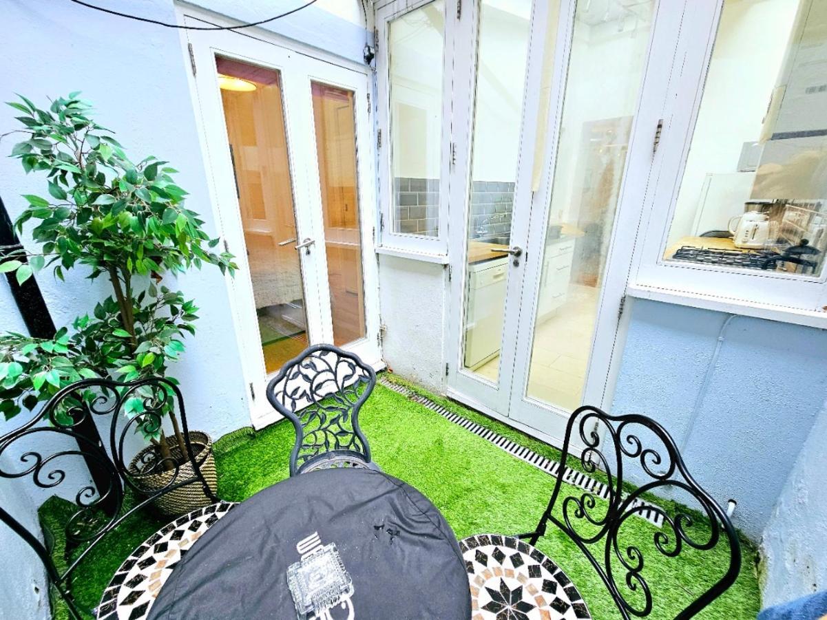 Charming Hyde Park Private With Back Patio By Lancaster Gate And Paddington Station Apartment London