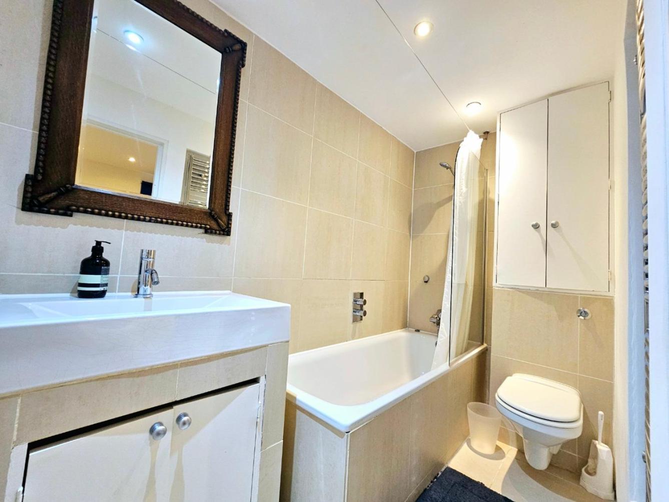 Charming Hyde Park Private With Back Patio By Lancaster Gate And Paddington Station Apartment *