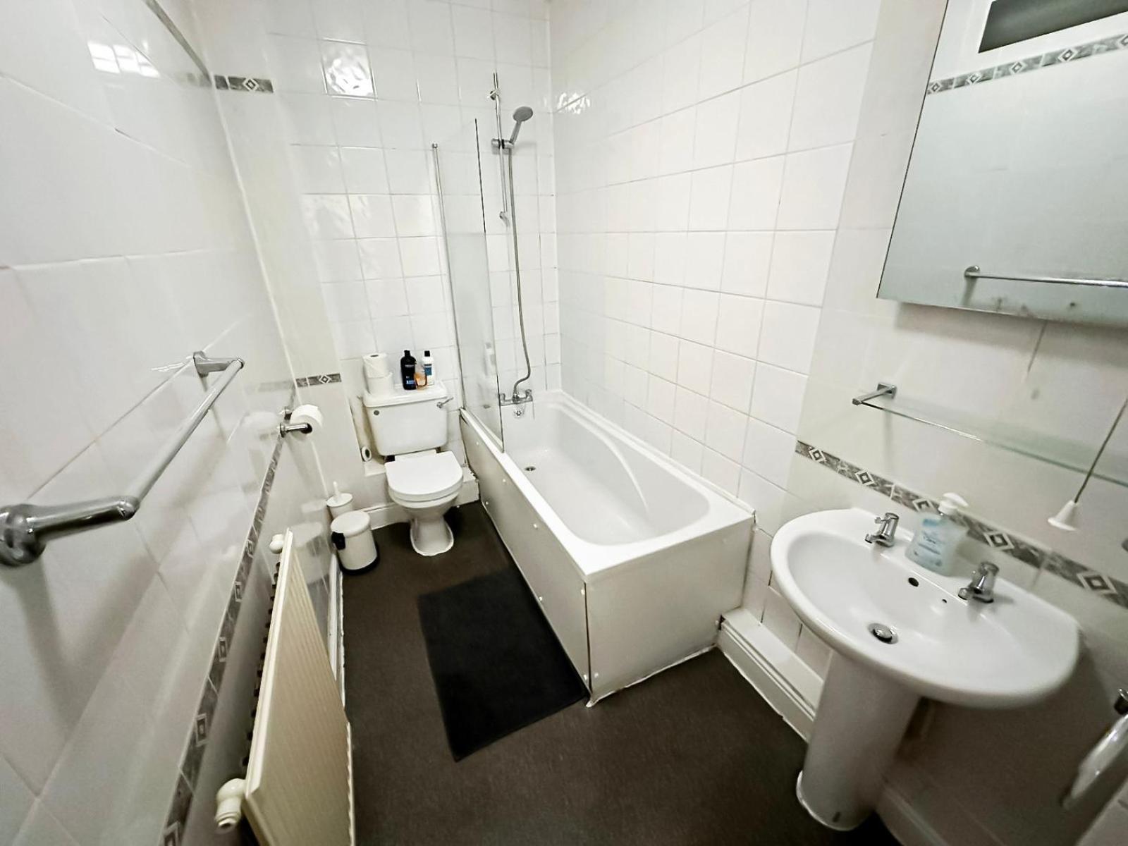 Cosy Near Hampstead Heath With Free On-site Parking & Private Gardens, Golders Green