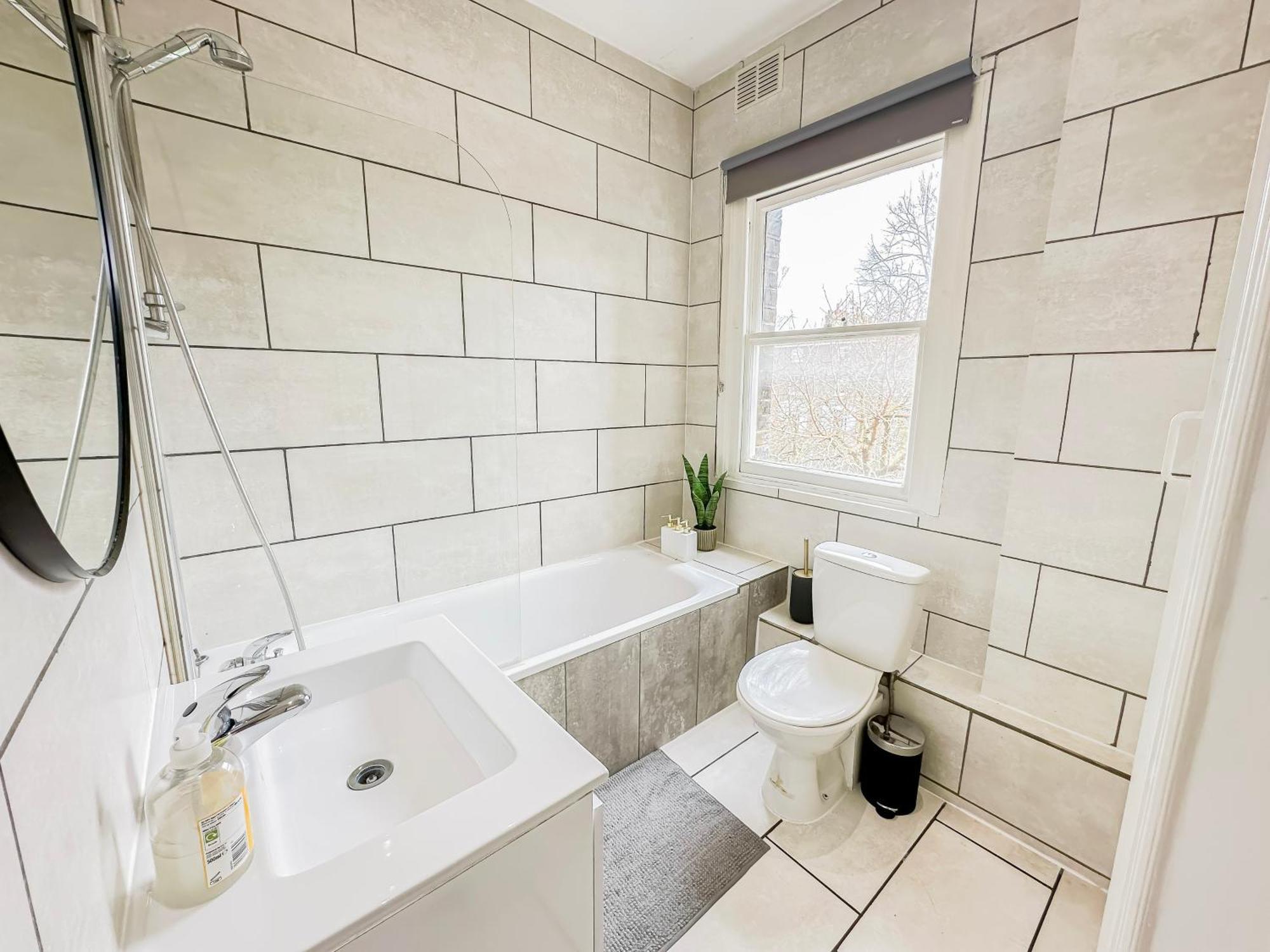 Apartment Stylish 2-bedroom Near Abbey Road, Maida Vale London