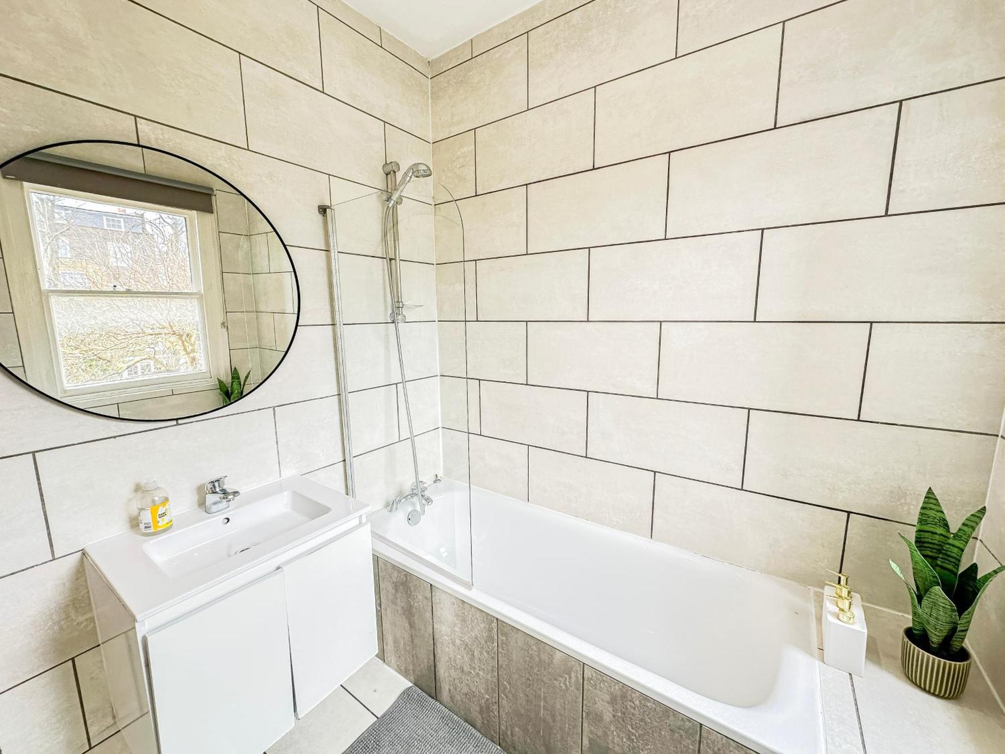 Stylish 2-bedroom Near Abbey Road, Maida Vale Apartment