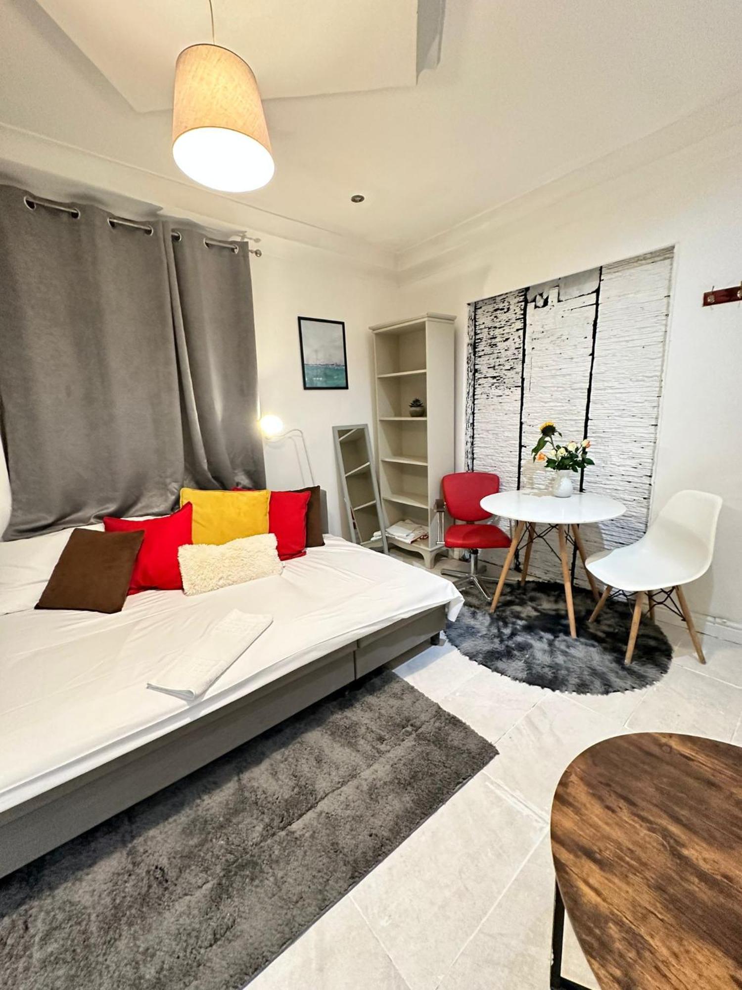 Bell Street Apartment London