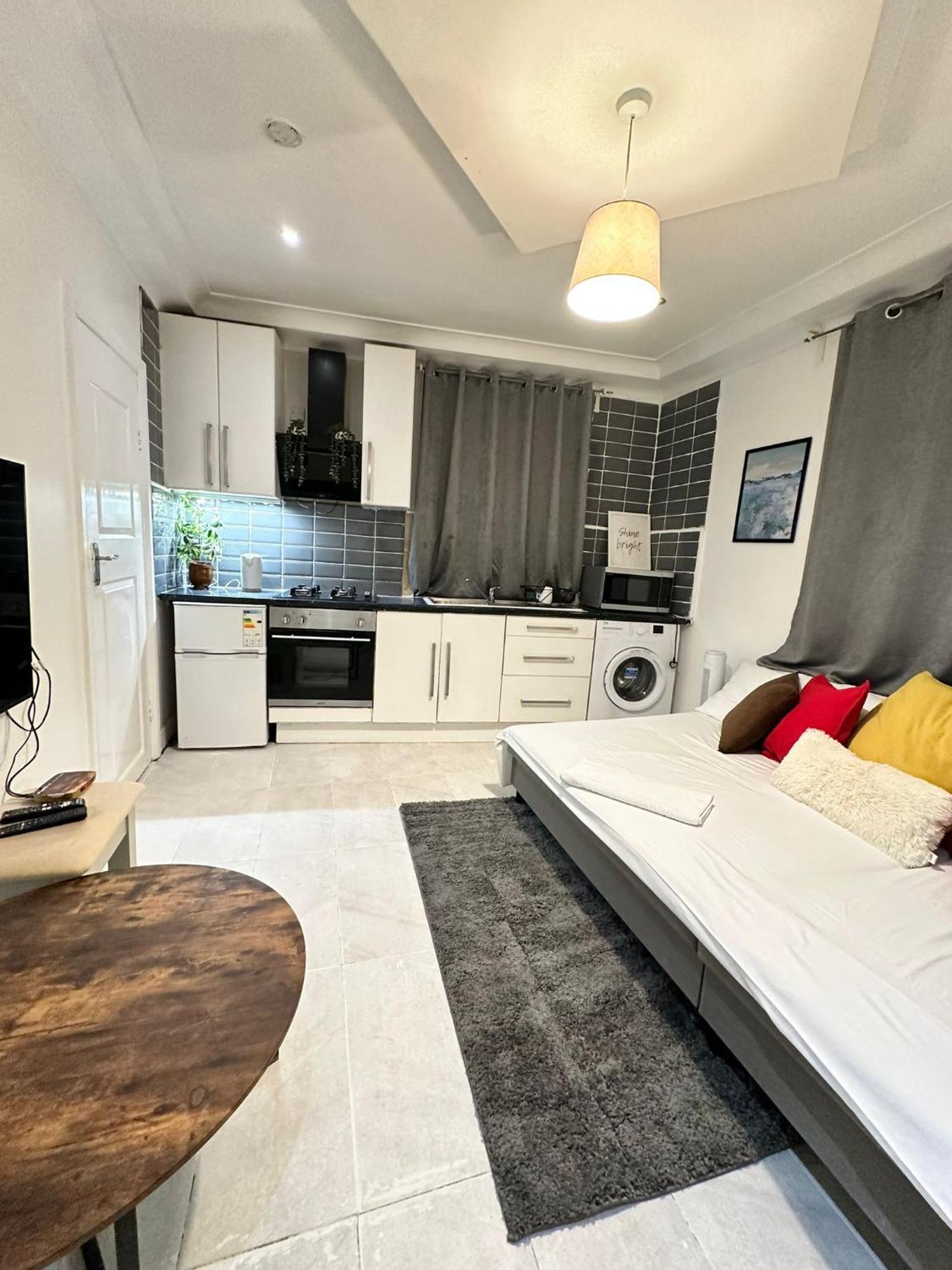 Apartment Bell Street London