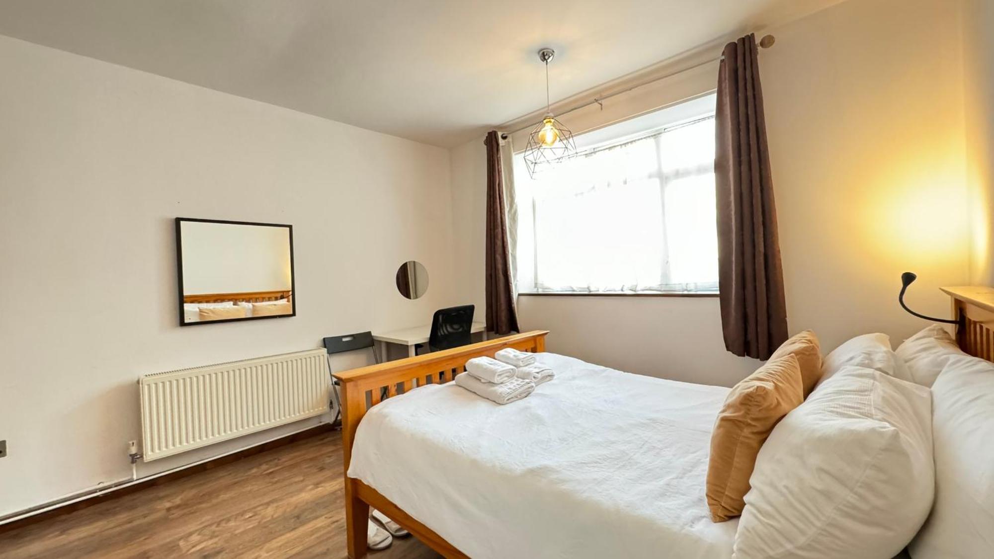 2 Bedrooms 2 Stations * Londen