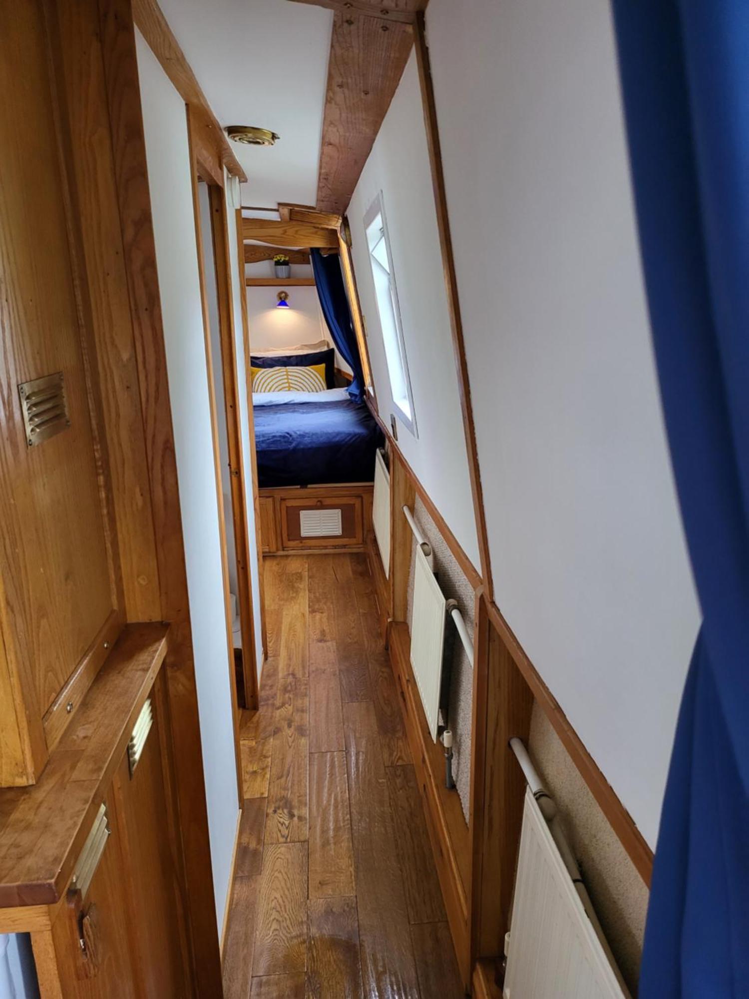 Botel Cosy Canal Boat In Little Venice By Paddington For Family & Friends London