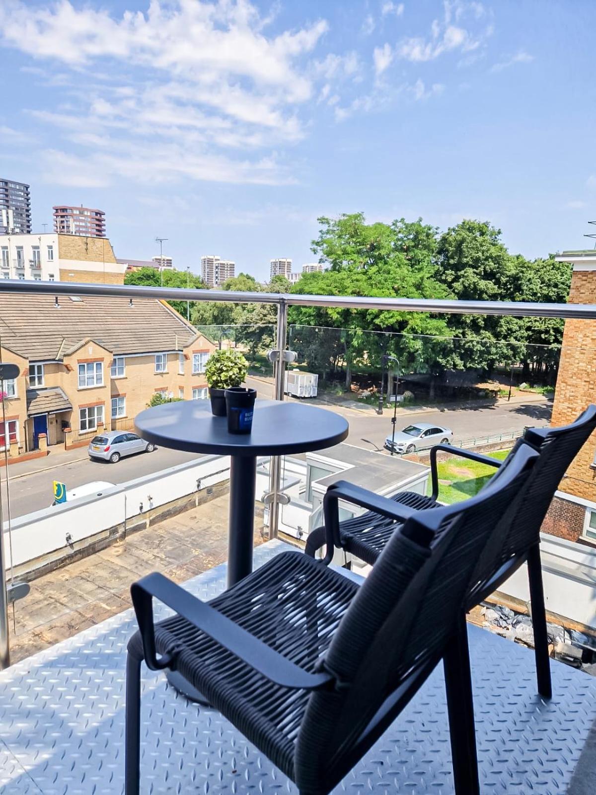 Contemporary With Private Terraces In Shoreditch, Hoxton, Islington Apartment London