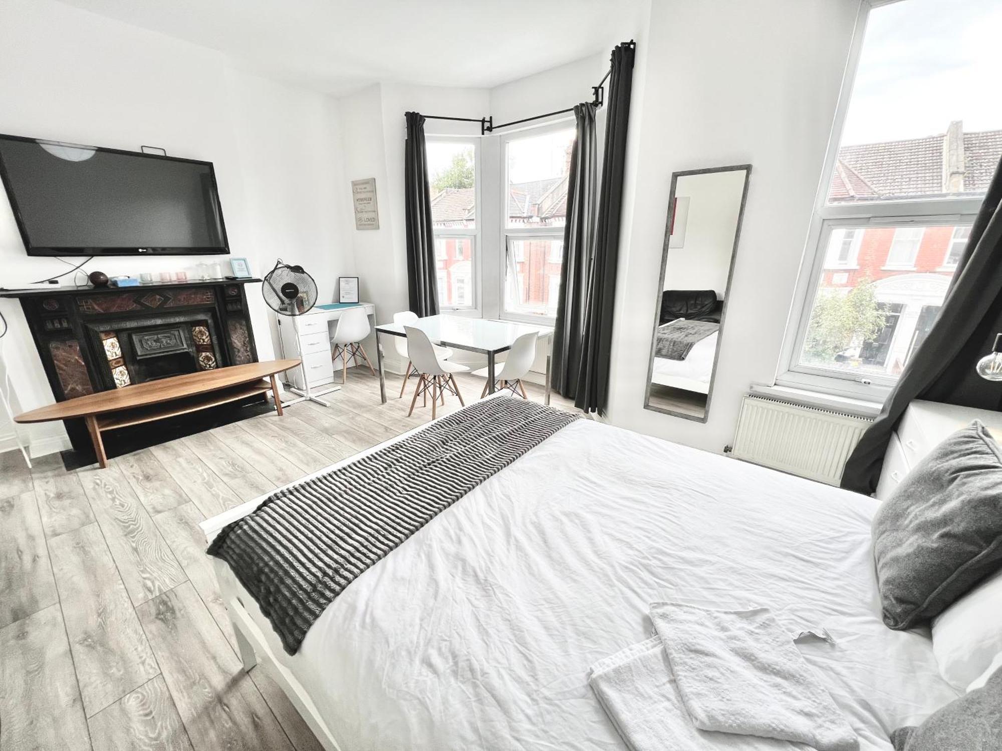 Westfield Shepherds Bush Guest house *