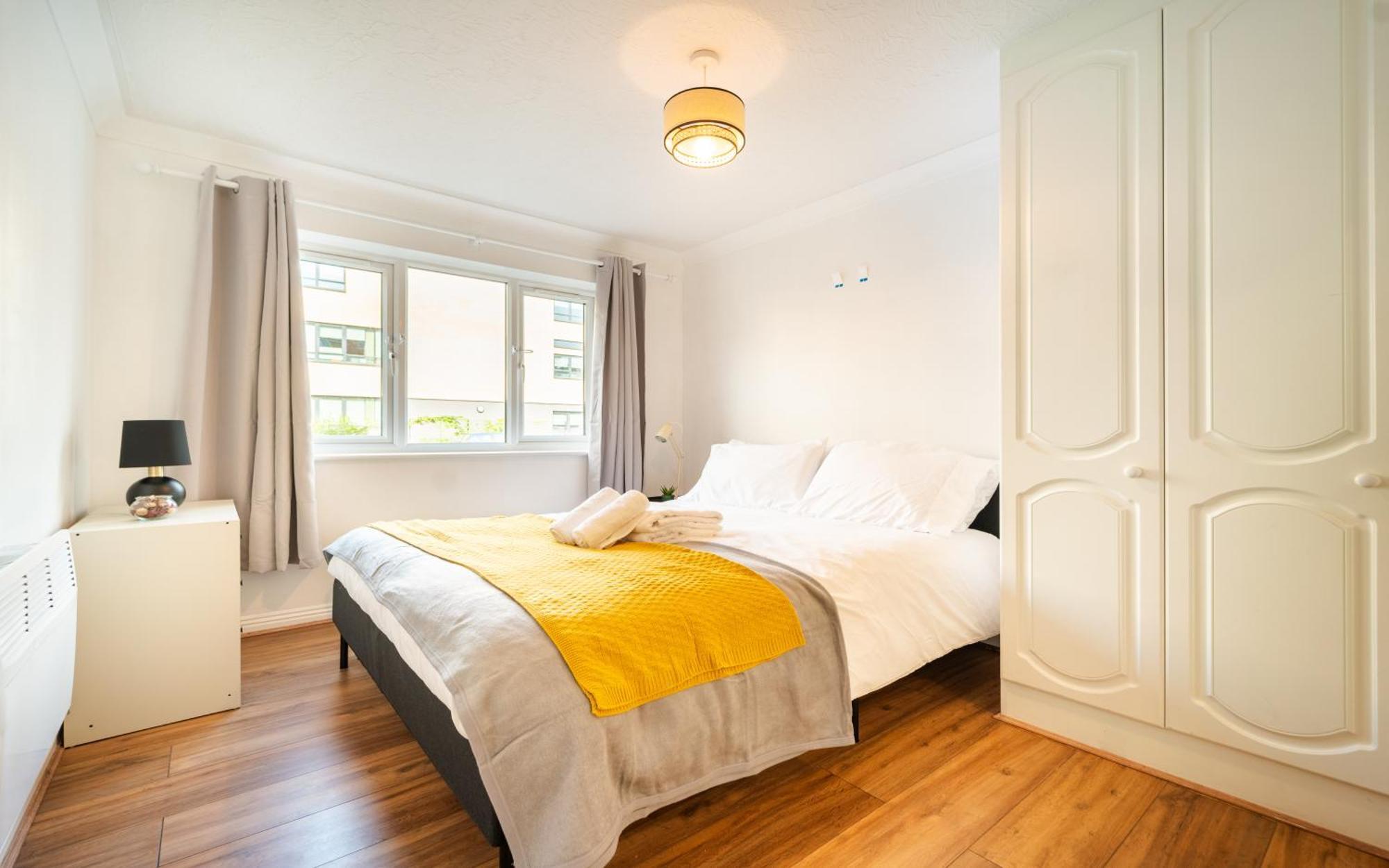 Bright And Spacious Flat With Free Parking Londen