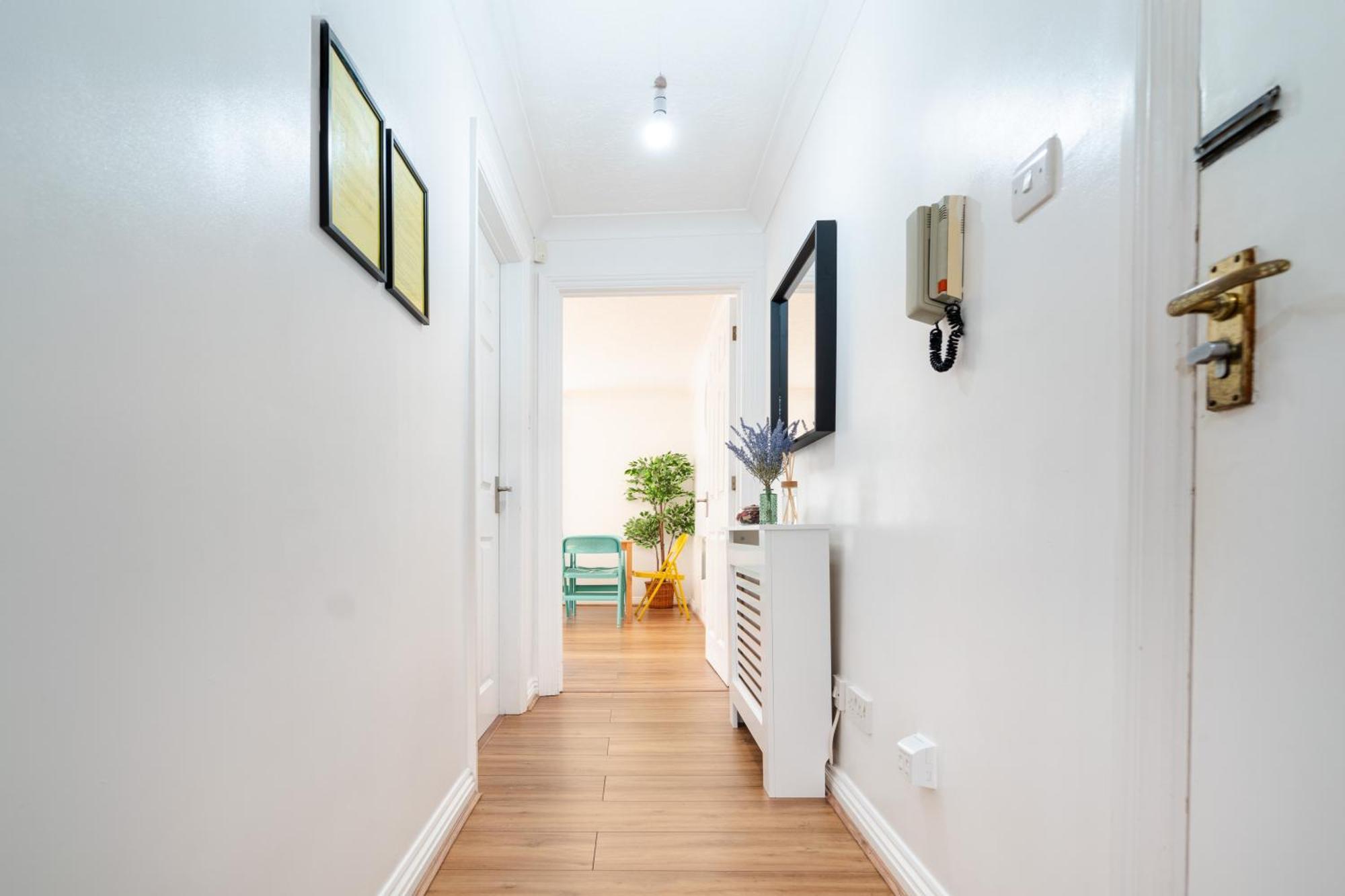 Appartement Bright And Spacious Flat With Free Parking Londen