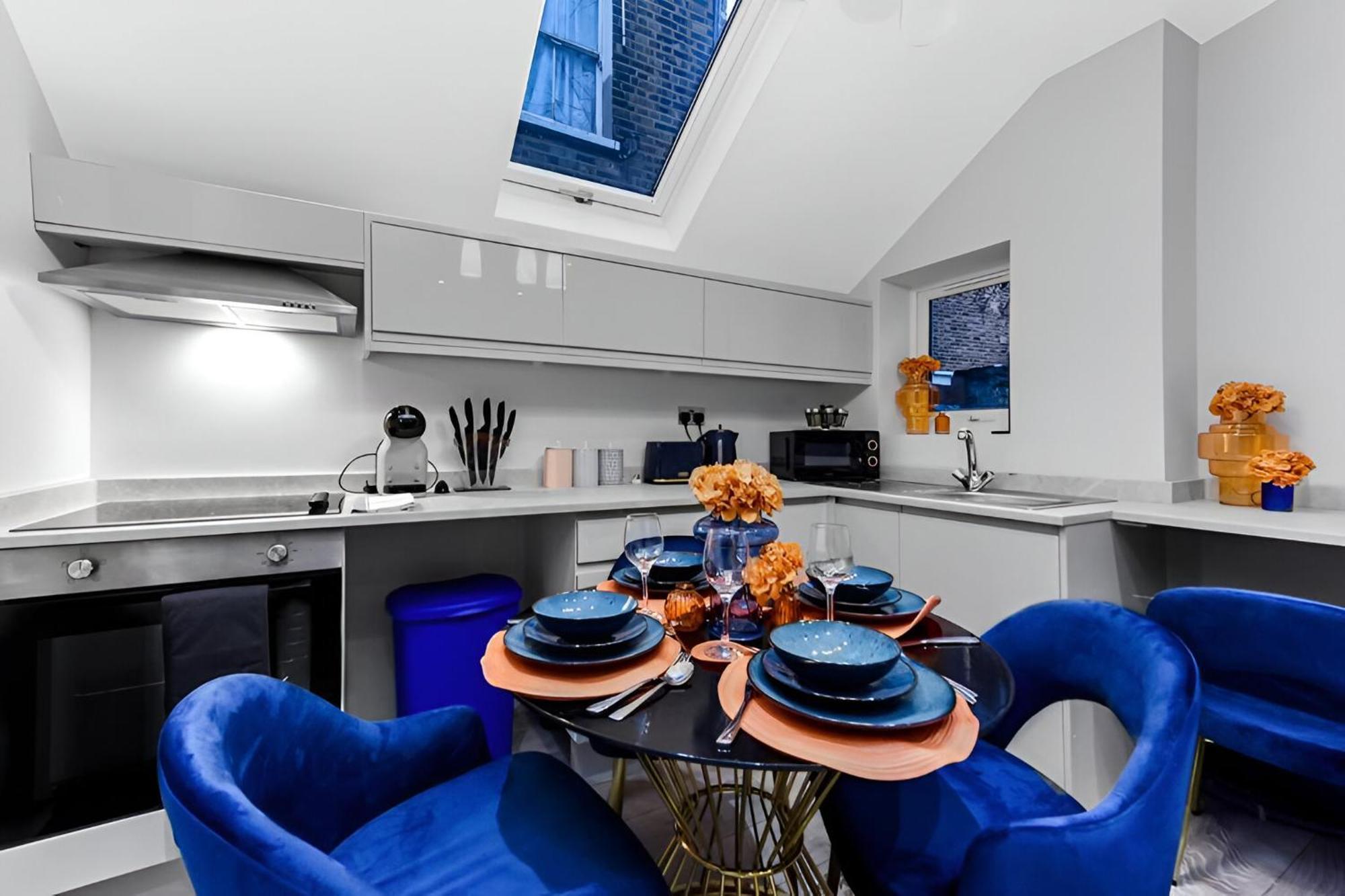 Palatial Style House Secs To Lovely River Walk * London