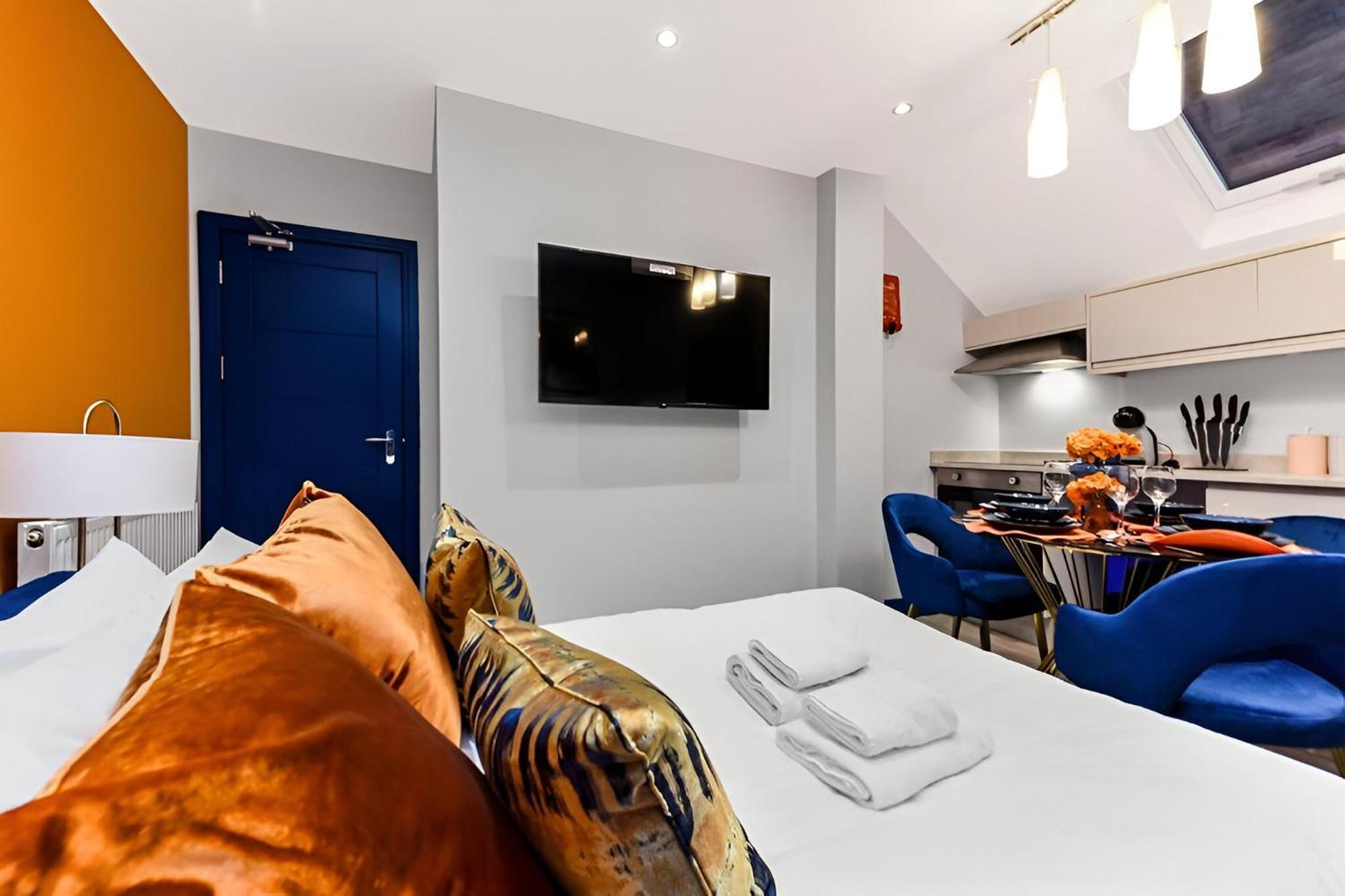 Apartment Palatial Style House Secs To Lovely River Walk London
