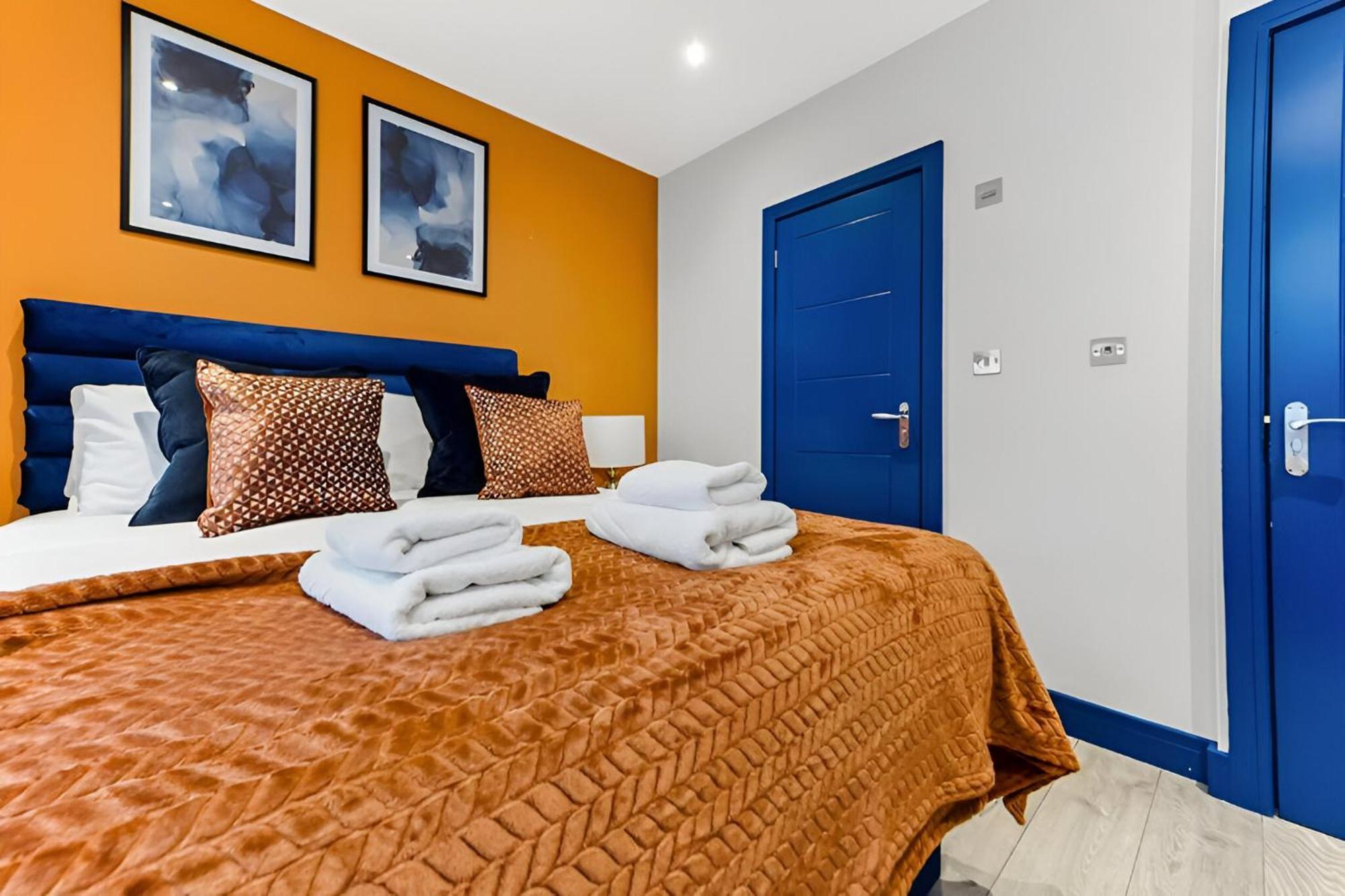 Palatial Style House Secs To Lovely River Walk * London
