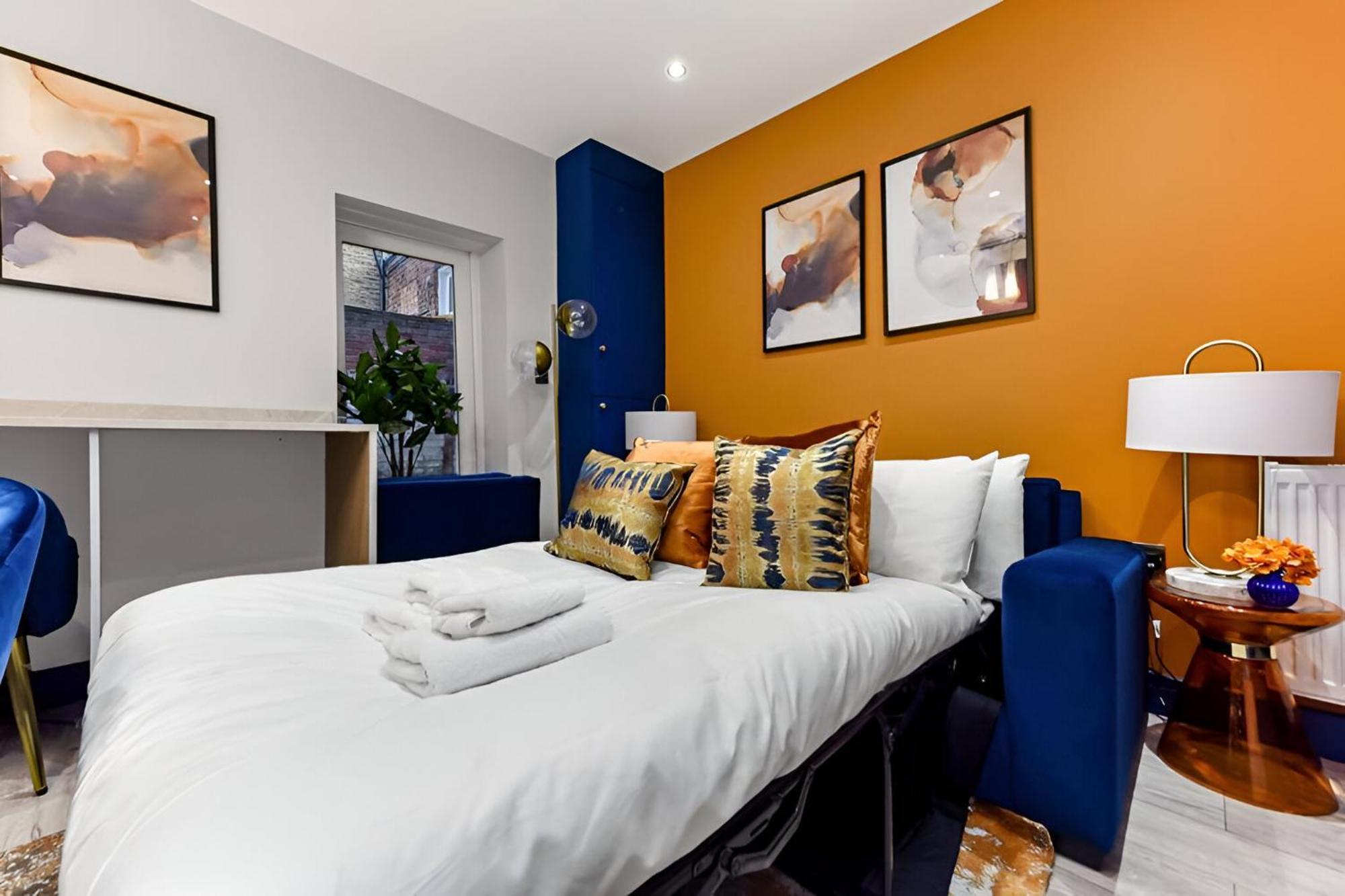 Apartment Palatial Style House Secs To Lovely River Walk London