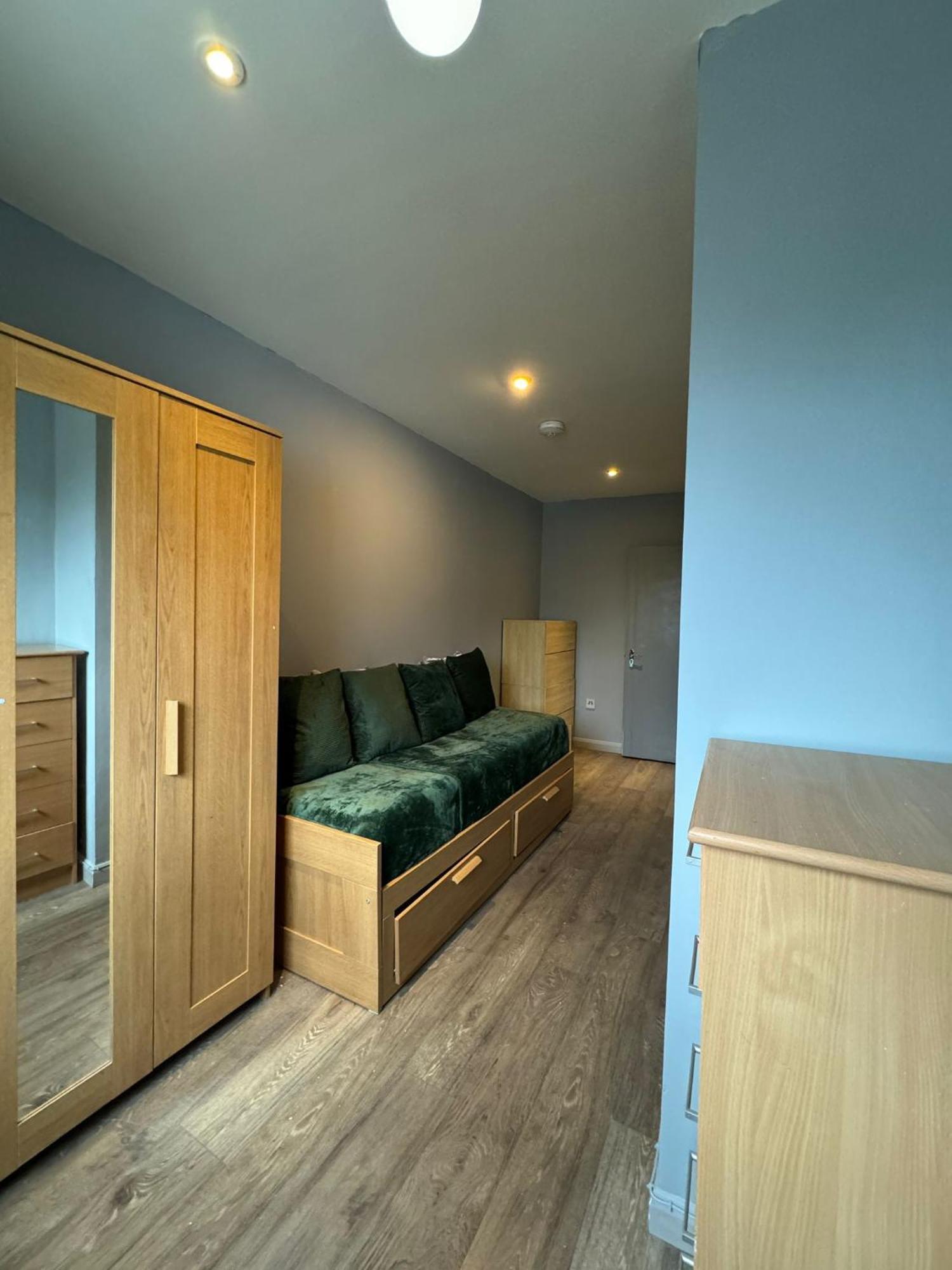 2 Bedroom Flat In Euston 2 Mins Away From Station, No Lift Londen