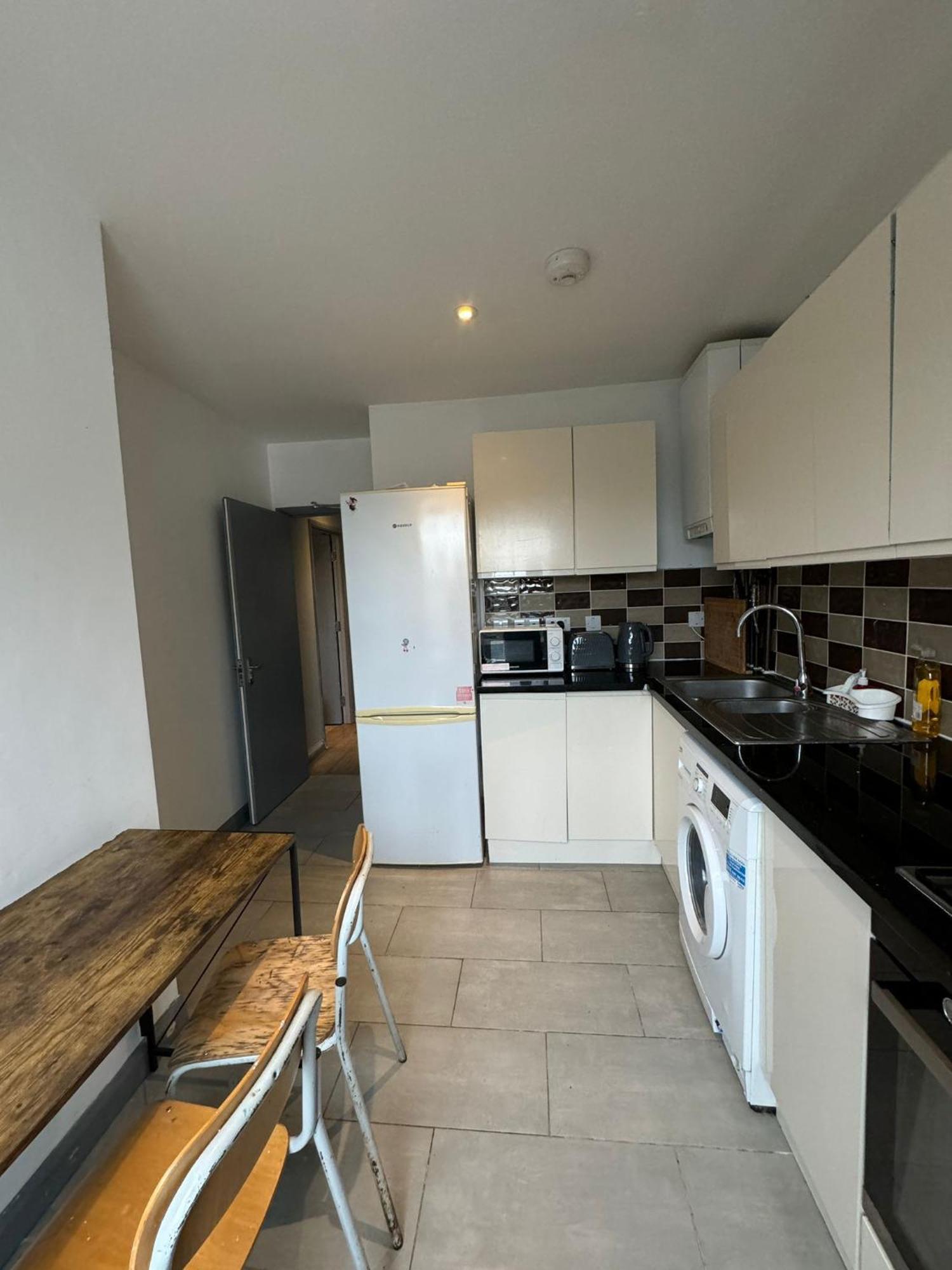 2 Bedroom Flat In Euston 2 Mins Away From Station, No Lift * Londen