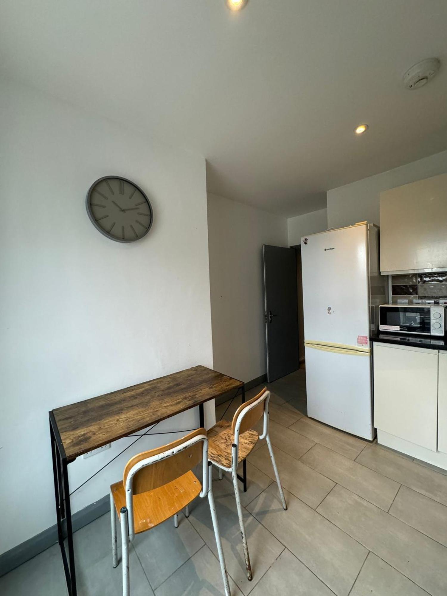 2 Bedroom Flat In Euston 2 Mins Away From Station, No Lift *