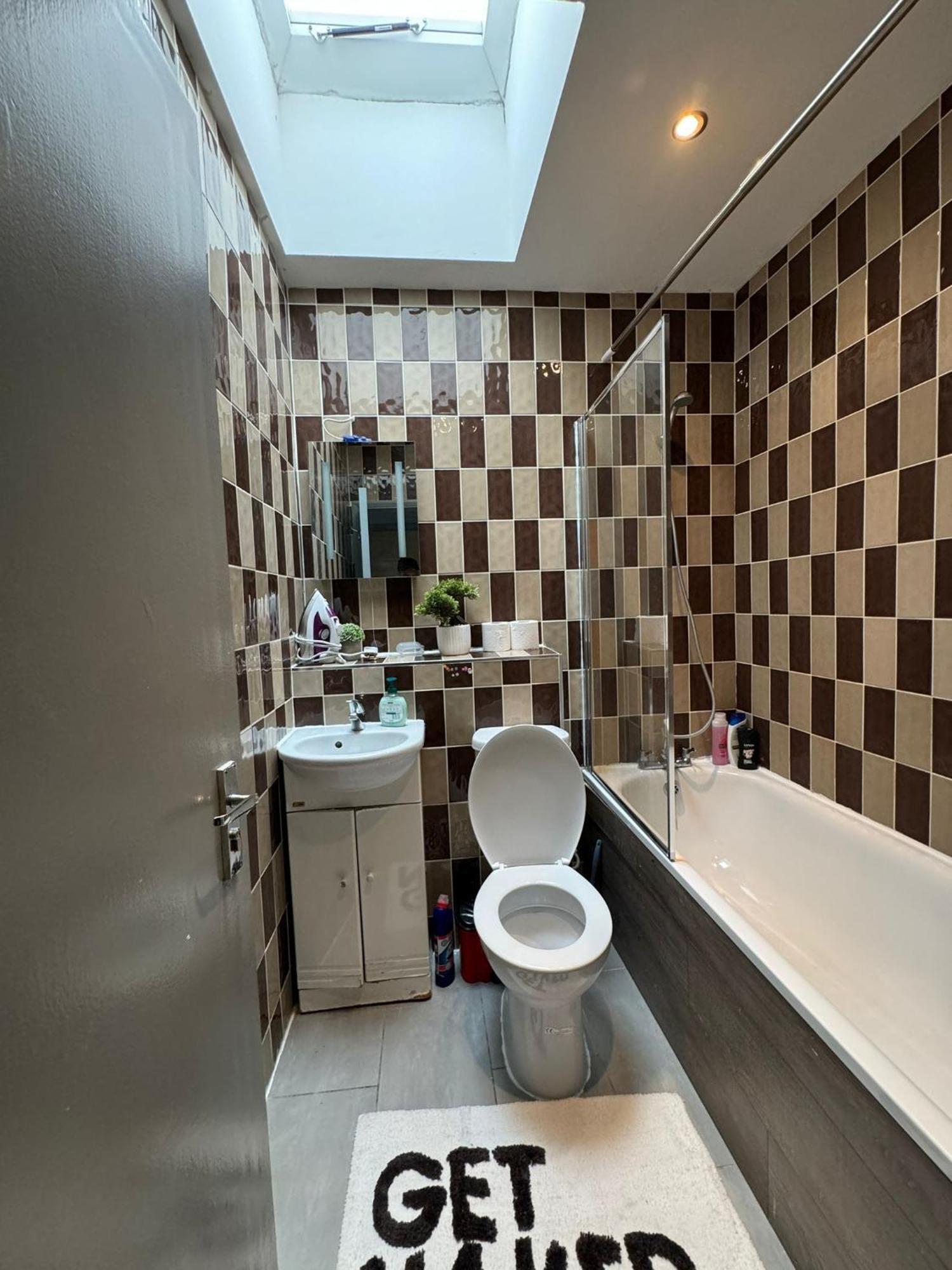2 Bedroom Flat In Euston 2 Mins Away From Station, No Lift *