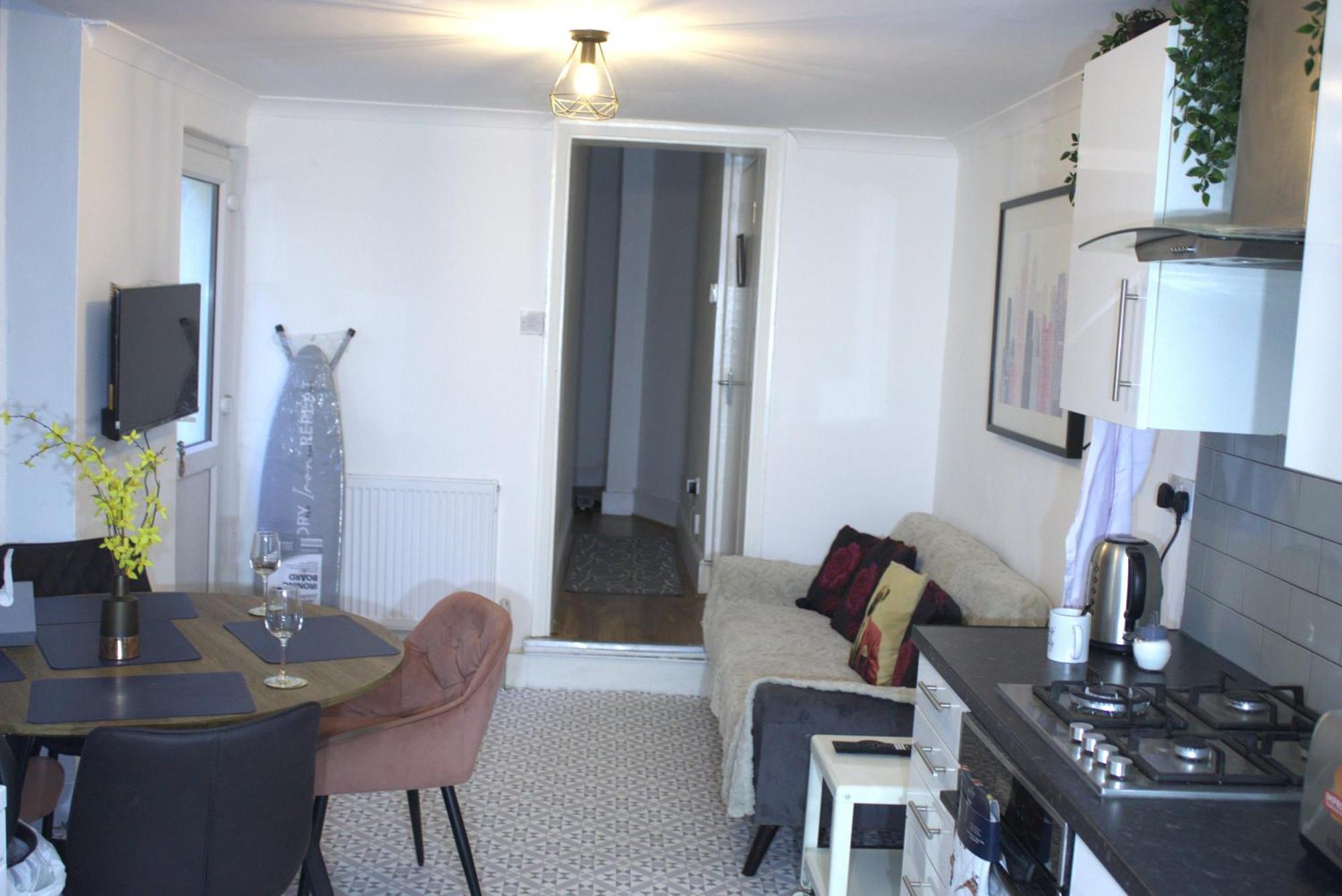 Two Bedroom Flat Near Transport & Shops Appartement Londen