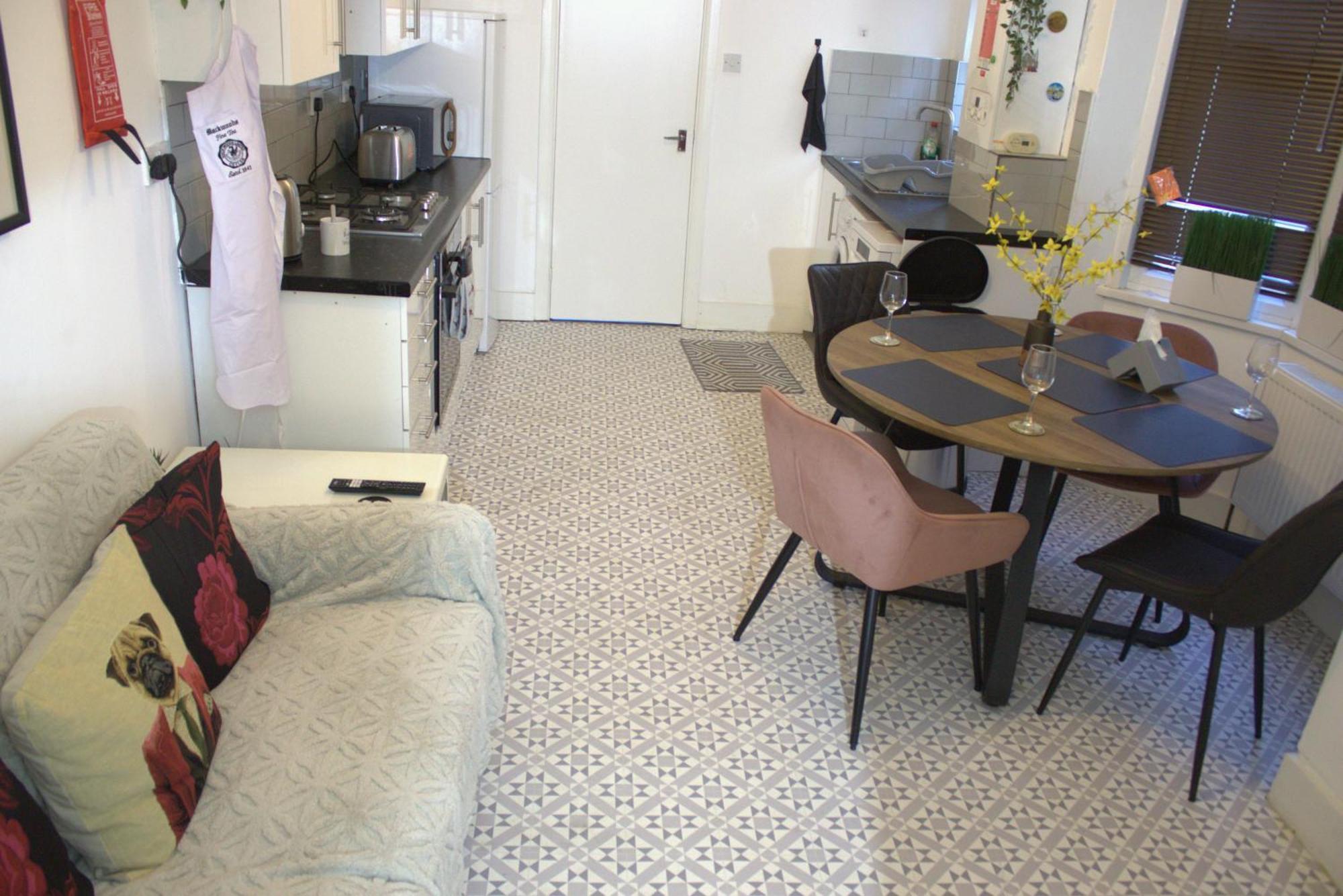 Two Bedroom Flat Near Transport & Shops Appartement *