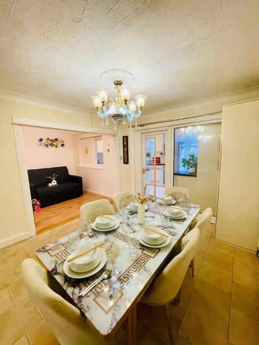 Holiday home Beautiful 3bd Family With Huge Private Graden *