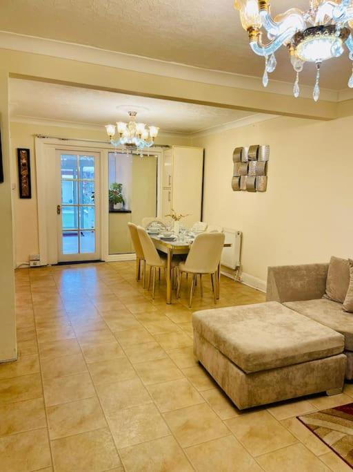 Holiday home Beautiful 3bd Family With Huge Private Graden London