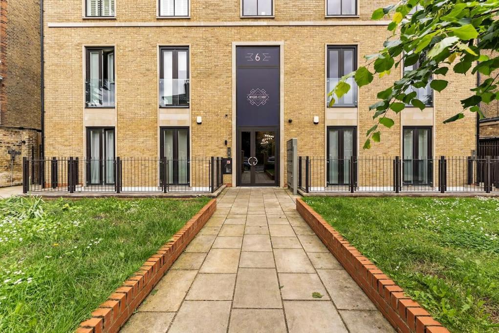 Stunning 2 Bed Flat In - Sleeps 8 -balcony Apartment