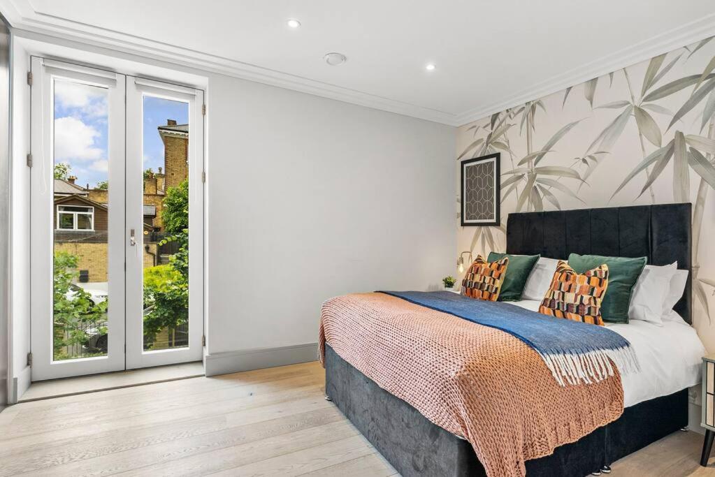 Stunning 2 Bed Flat In - Sleeps 8 -balcony Apartment *
