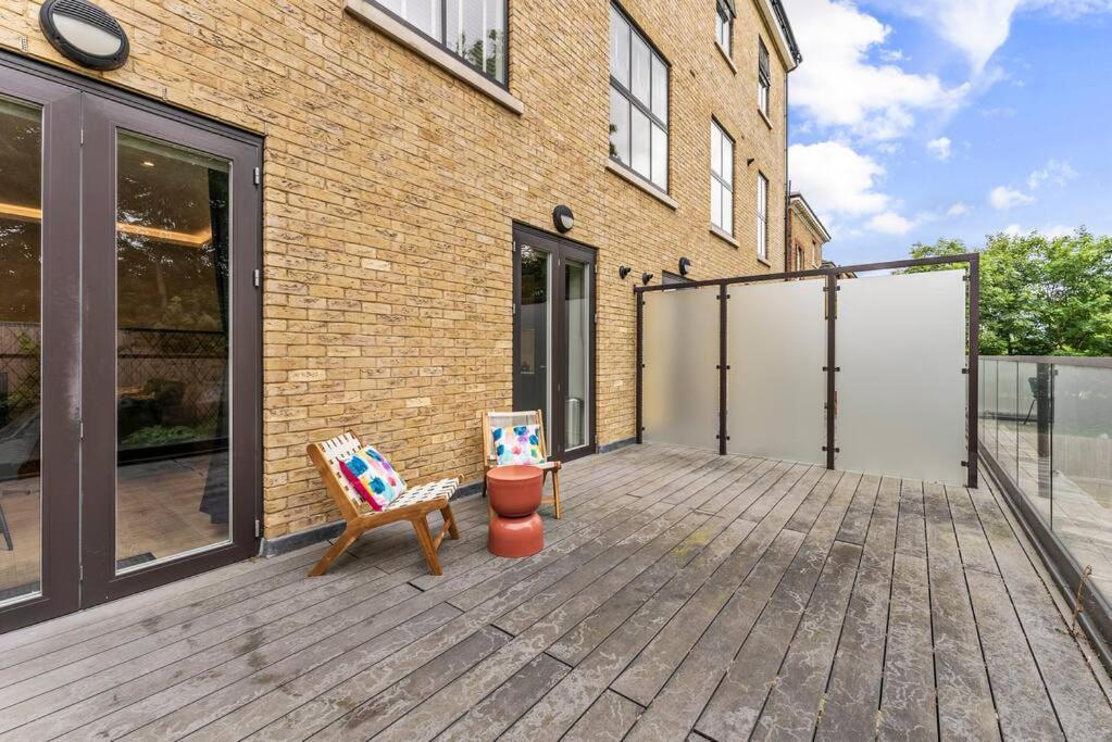 Stunning 2 Bed Flat In - Sleeps 8 -balcony *