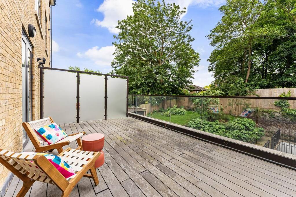 Stunning 2 Bed Flat In - Sleeps 8 -balcony * London