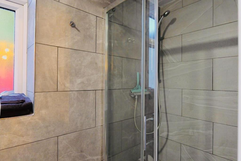 Appartement Two Bedroom Flat Near Transport & Shops *