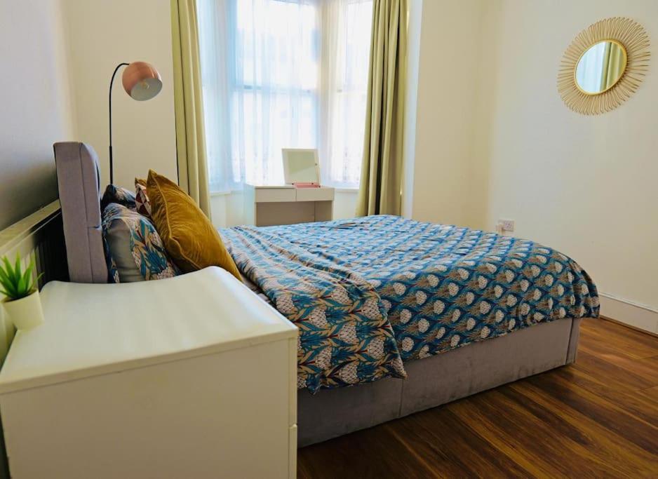 Two Bedroom Flat Near Transport & Shops *